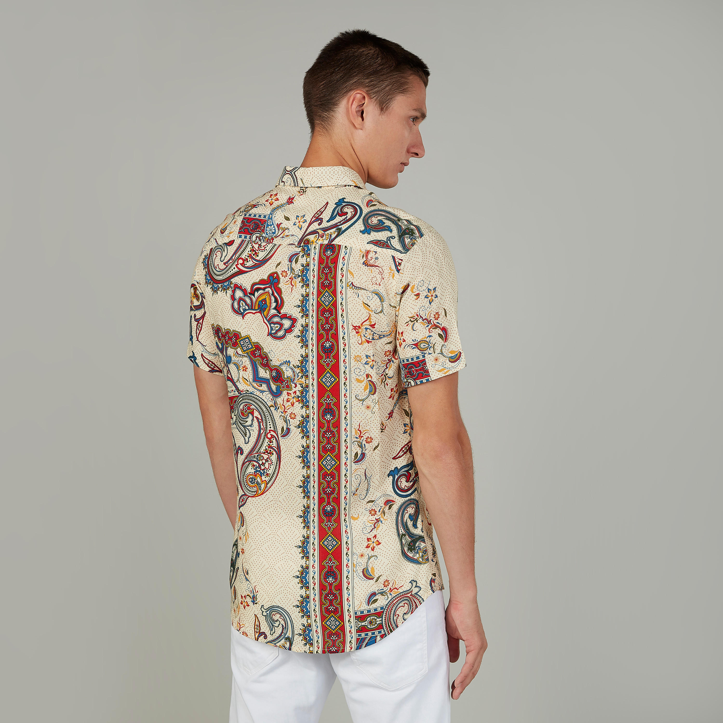 قميص بأكمام قصيرة وياقة عادية وطبعات بيزلي من آيكونيك-men-clothing-shirts-image-4