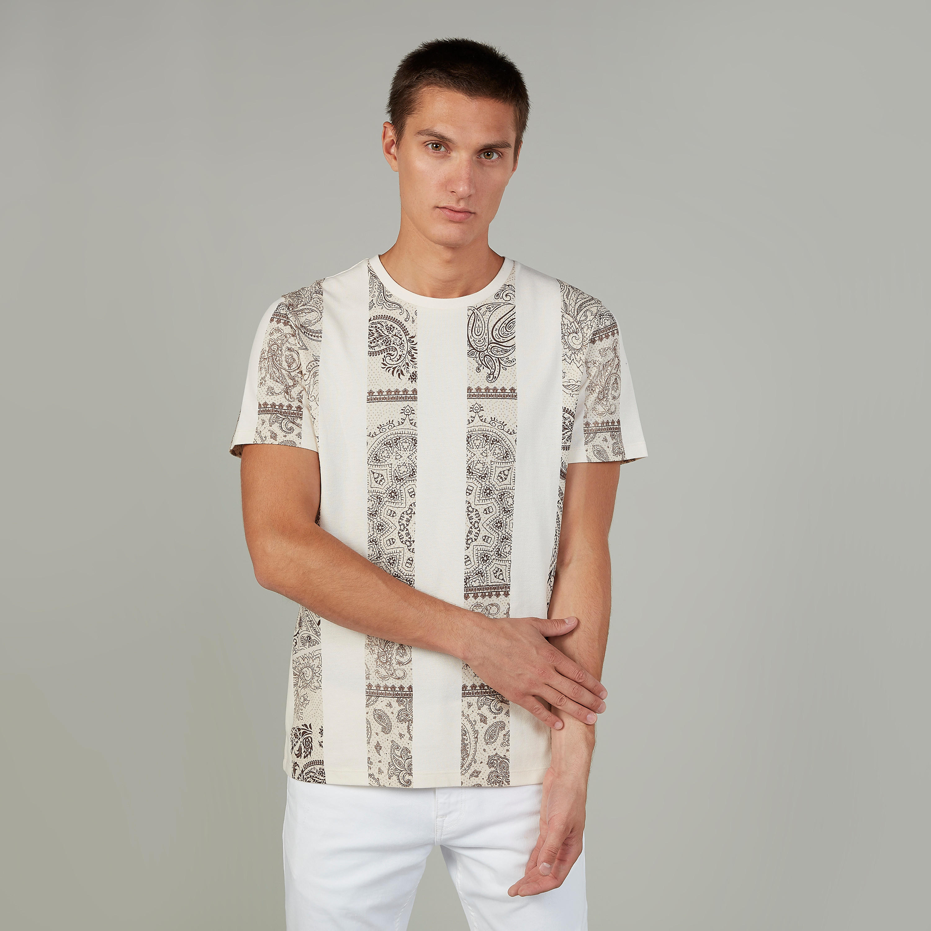 تيشيرت سليم بياقة ضيّقة وأكمام قصيرة وطبعات بيزلي من آيكونيك-men-clothing-tshirtsandpolos-tshirts-image-1