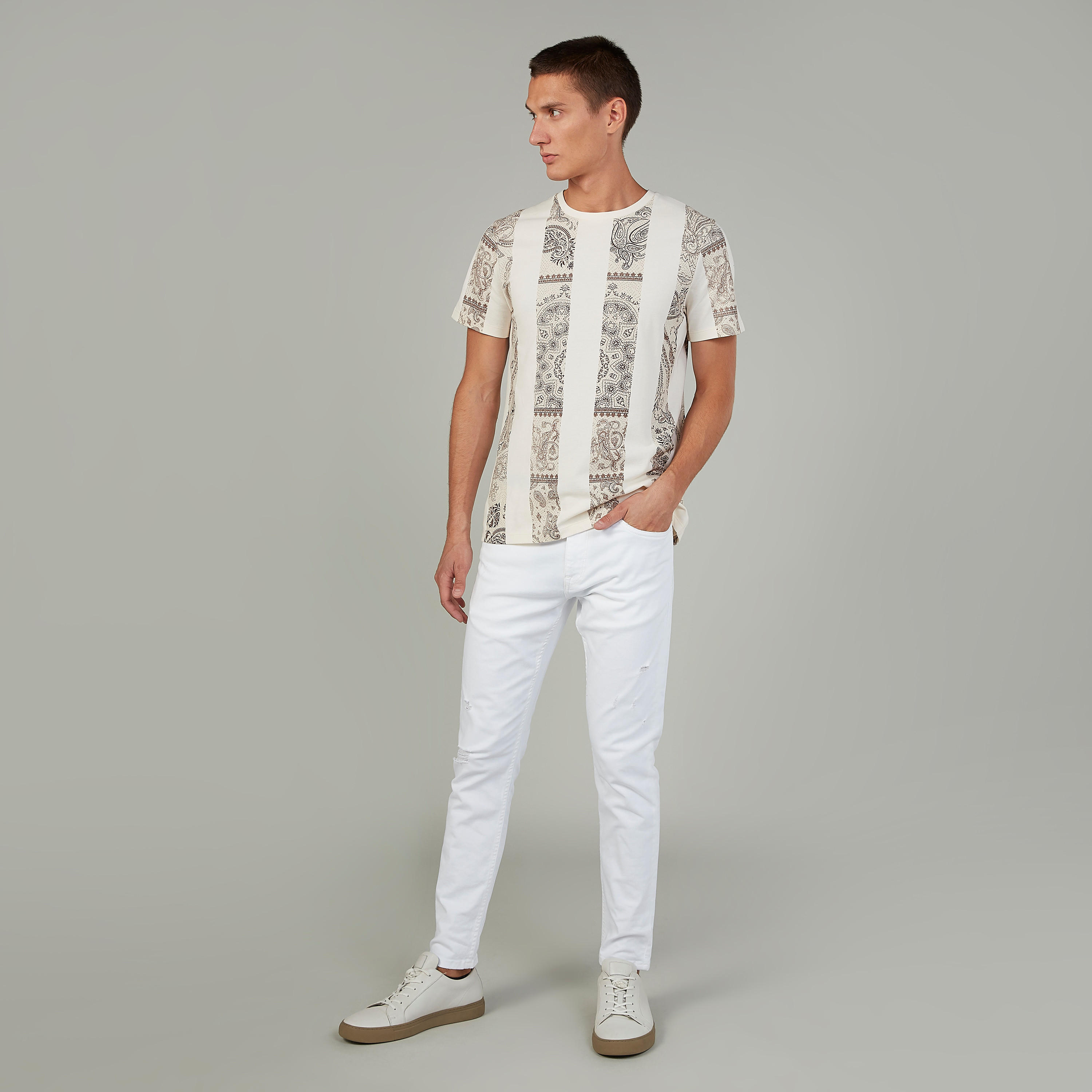 تيشيرت سليم بياقة ضيّقة وأكمام قصيرة وطبعات بيزلي من آيكونيك-men-clothing-tshirtsandpolos-tshirts-image-2