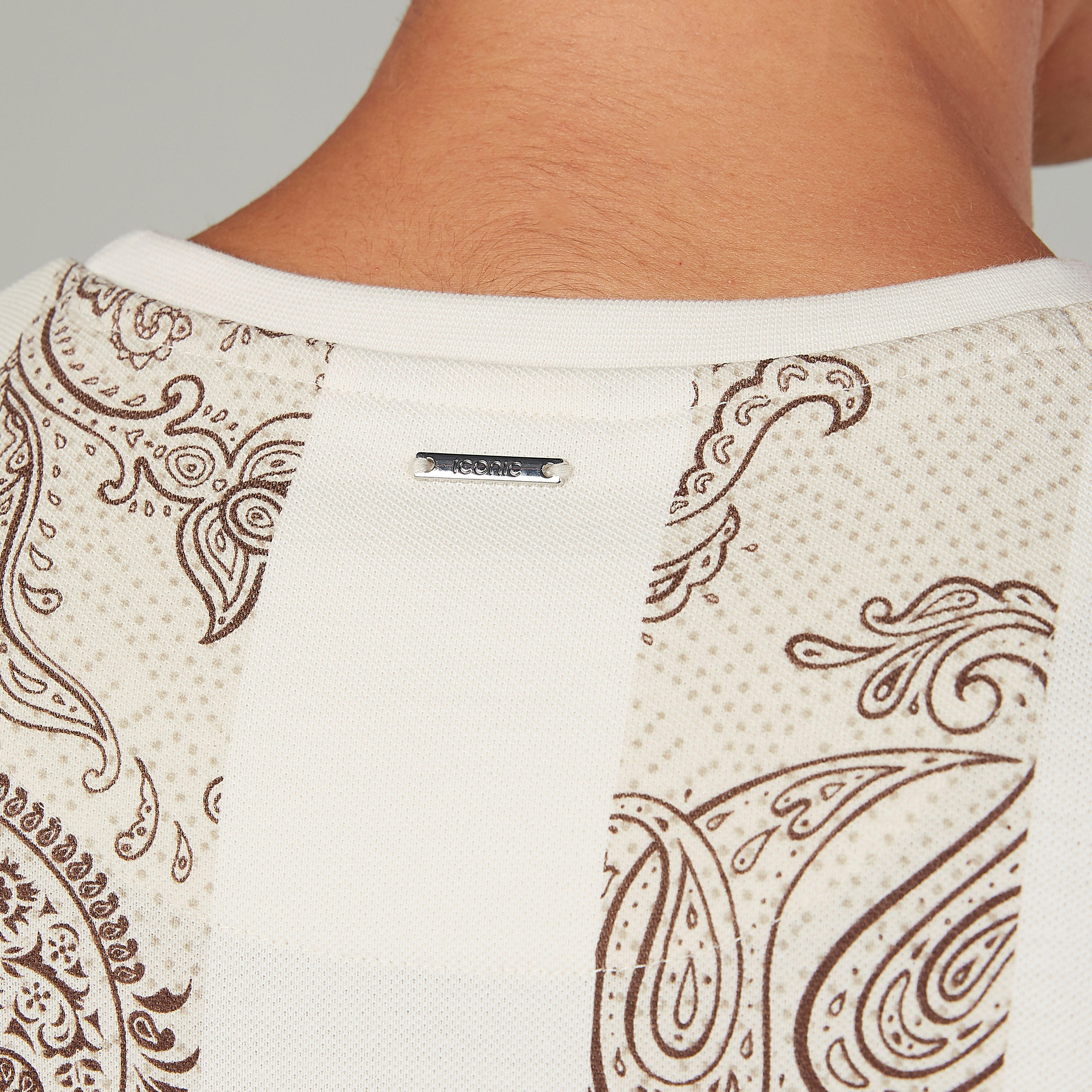 تيشيرت سليم بياقة ضيّقة وأكمام قصيرة وطبعات بيزلي من آيكونيك-men-clothing-tshirtsandpolos-tshirts-image-5