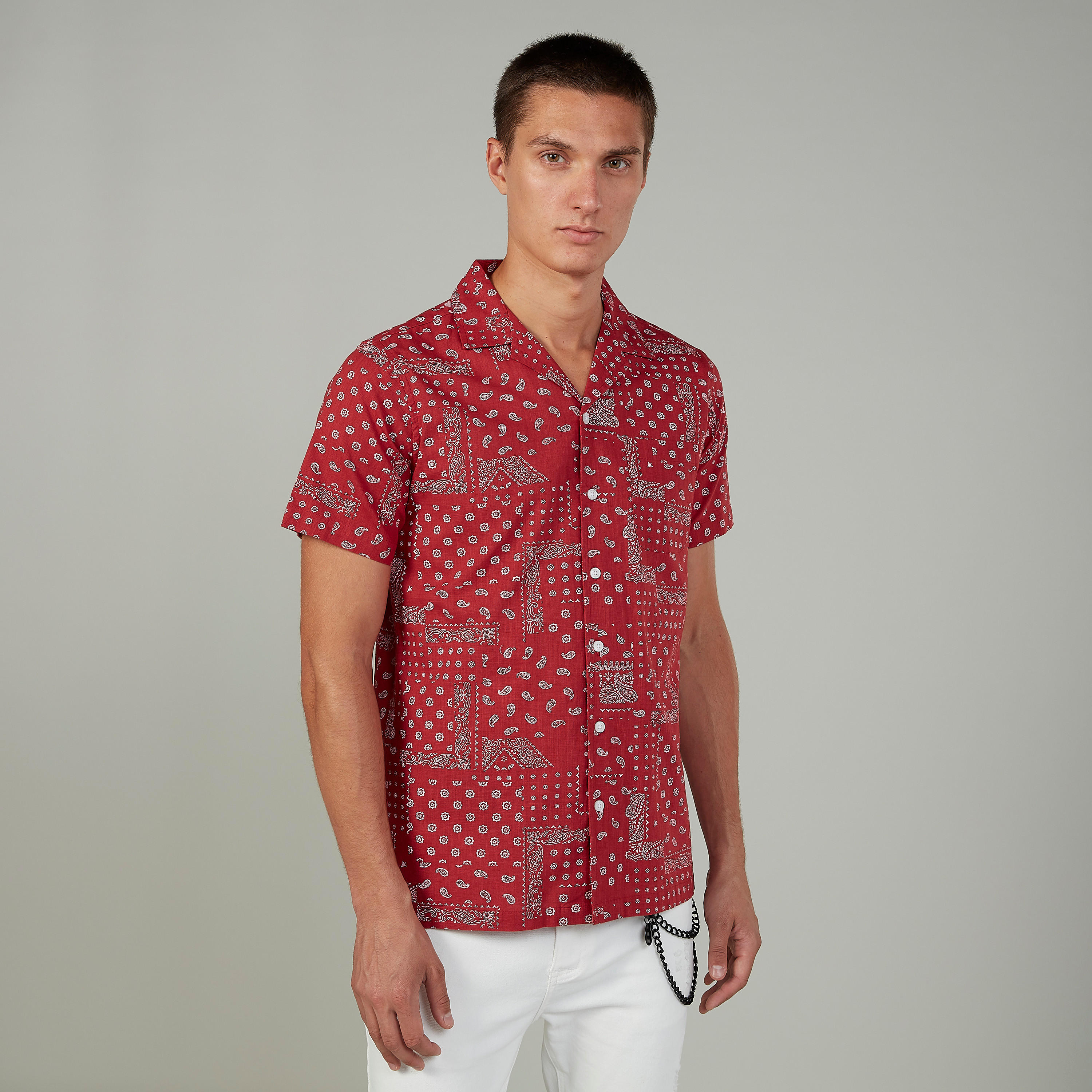 قميص بأكمام قصيرة وجيب على الصدر وطبعات بيزلي من آيكونيك-men-clothing-shirts-image-1
