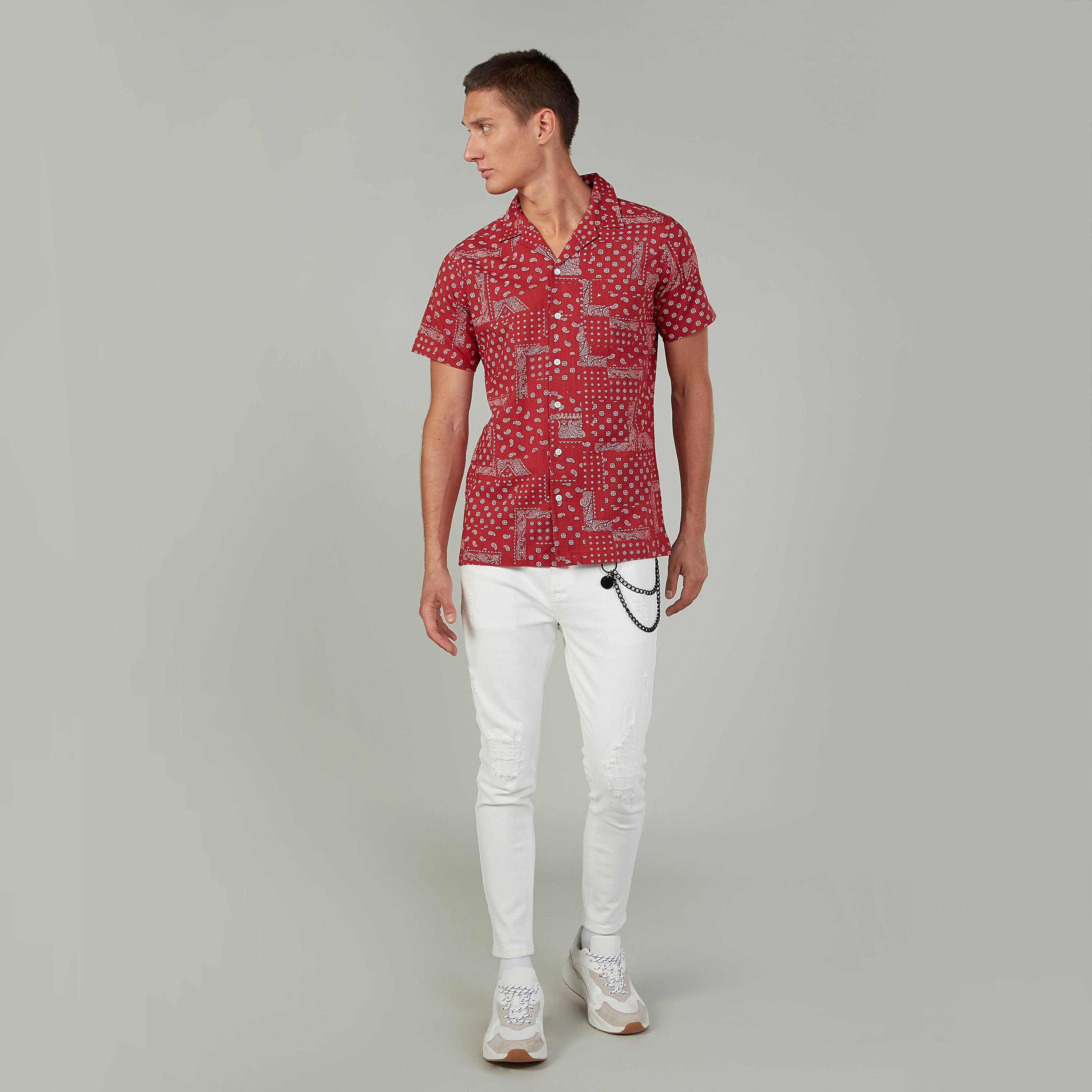 قميص بأكمام قصيرة وجيب على الصدر وطبعات بيزلي من آيكونيك-men-clothing-shirts-image-2