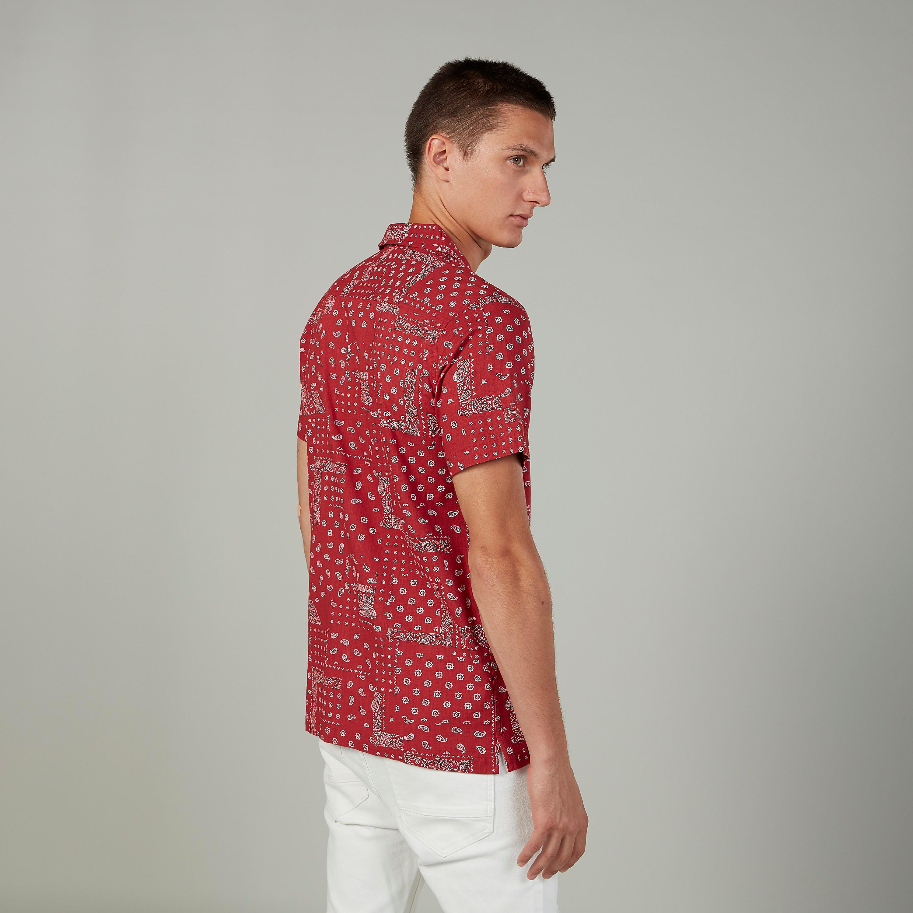 قميص بأكمام قصيرة وجيب على الصدر وطبعات بيزلي من آيكونيك-men-clothing-shirts-image-4