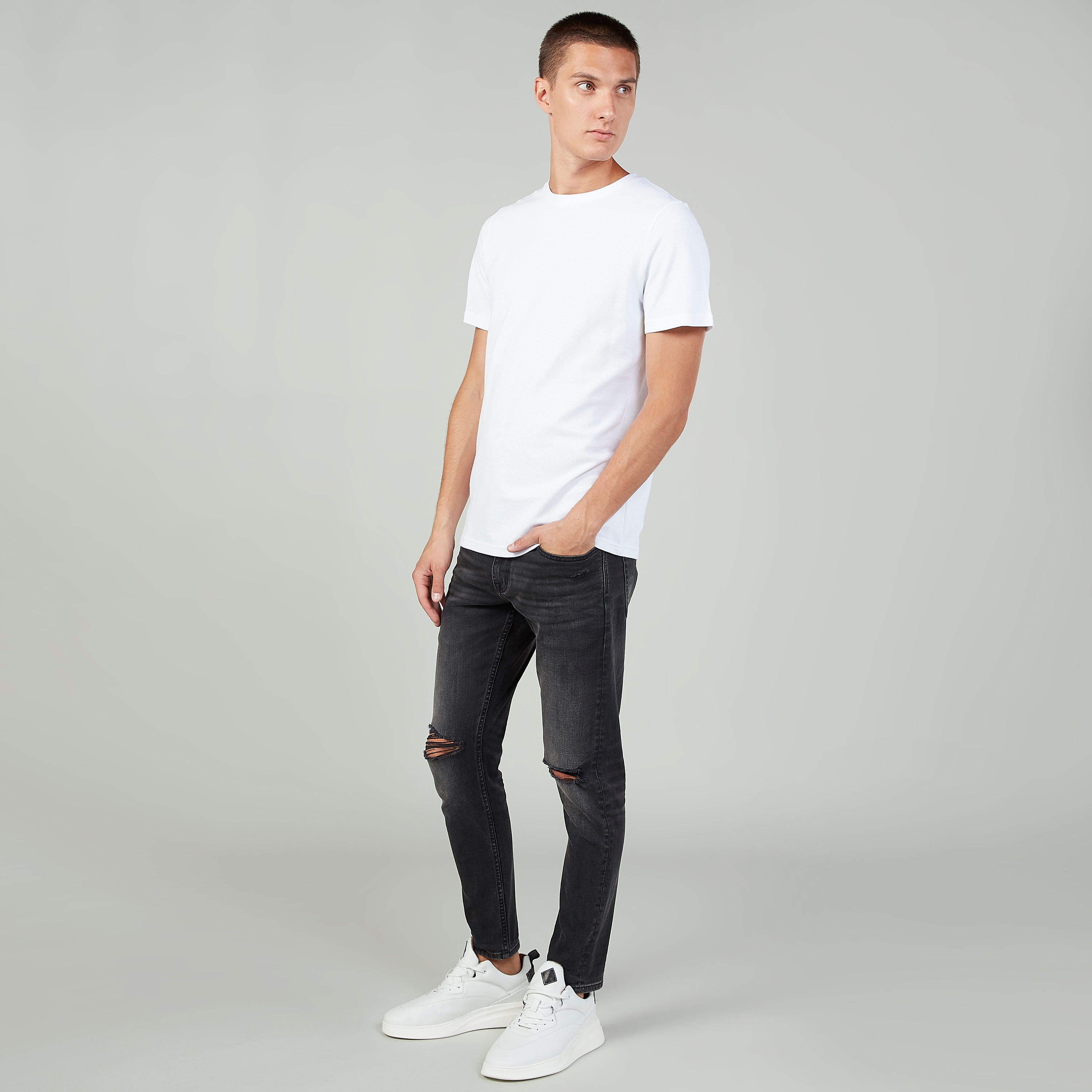تيشيرت بأكمام قصيرة وياقة ضيقة من آيكونيك-men-clothing-tshirtsandpolos-tshirts-image-2