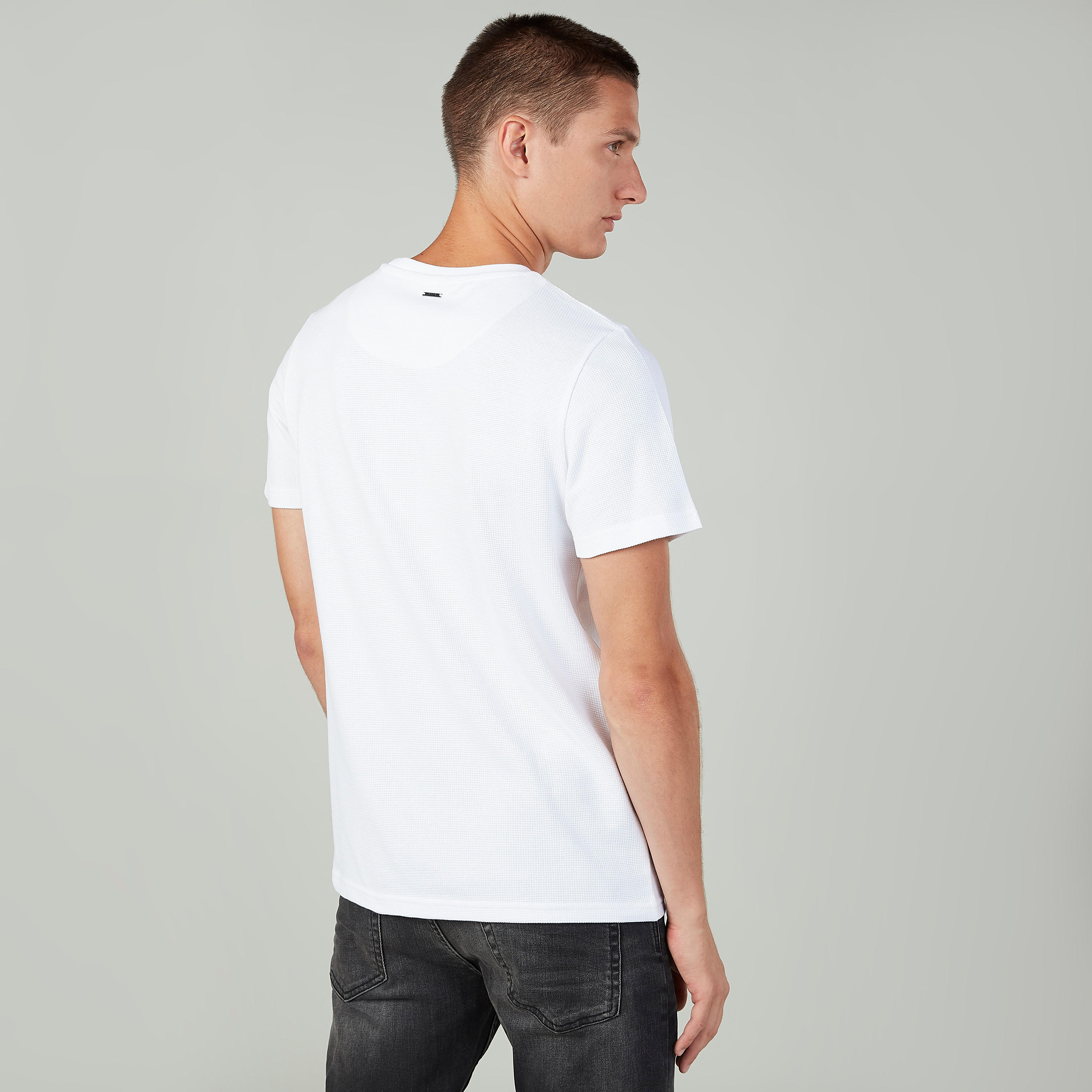تيشيرت بأكمام قصيرة وياقة ضيقة من آيكونيك-men-clothing-tshirtsandpolos-tshirts-image-4