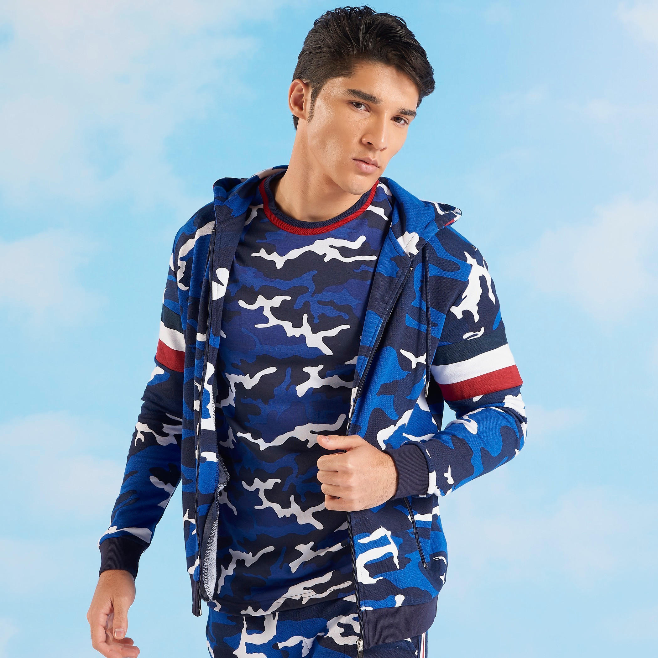 جاكيت سليم بقبّعة وأكمام طويلة وطبعات من آيكونيك-men-winterwear-hoodiesandsweatshirts-image-1