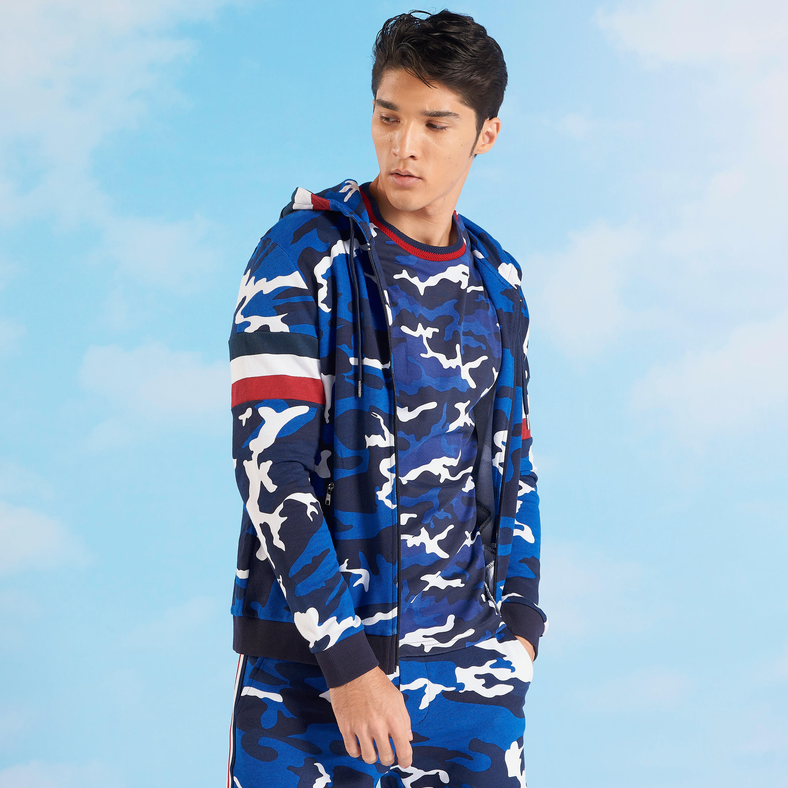 جاكيت سليم بقبّعة وأكمام طويلة وطبعات من آيكونيك-men-winterwear-hoodiesandsweatshirts-image-3
