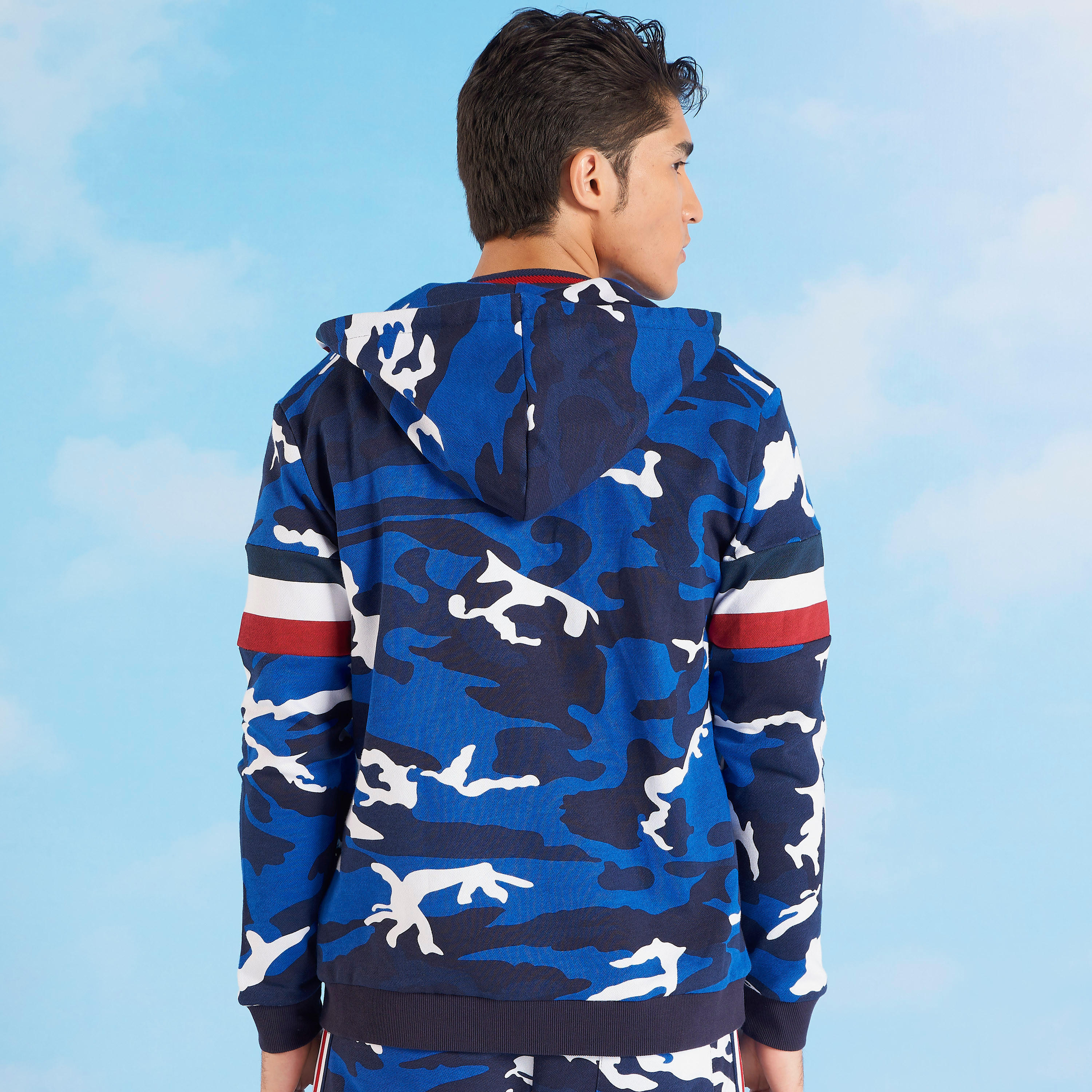 جاكيت سليم بقبّعة وأكمام طويلة وطبعات من آيكونيك-men-winterwear-hoodiesandsweatshirts-image-7
