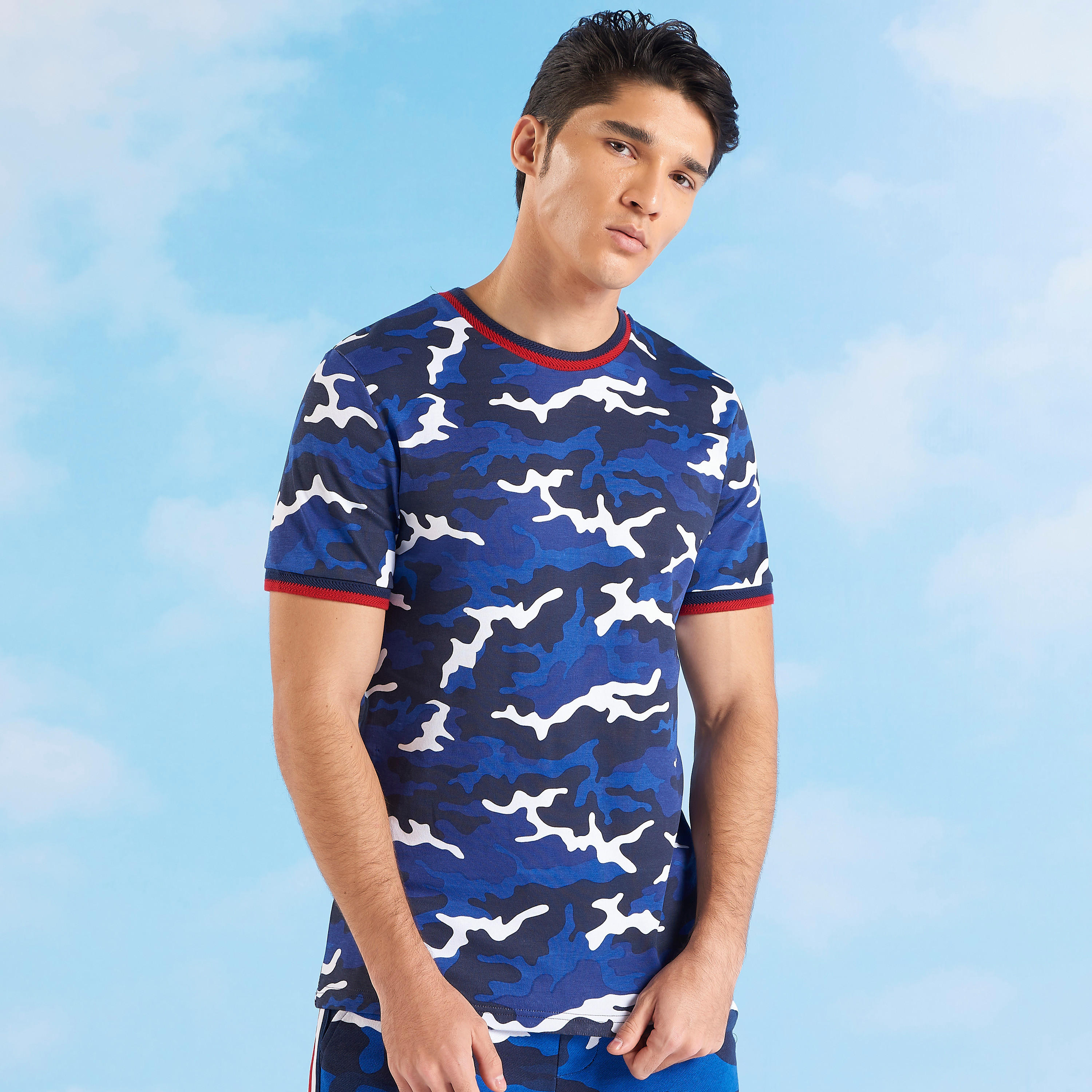 تيشيرت سليم بياقة ضيّقة وأكمام قصيرة وطبعات من آيكونيك-men-clothing-tshirtsandpolos-tshirts-image-1