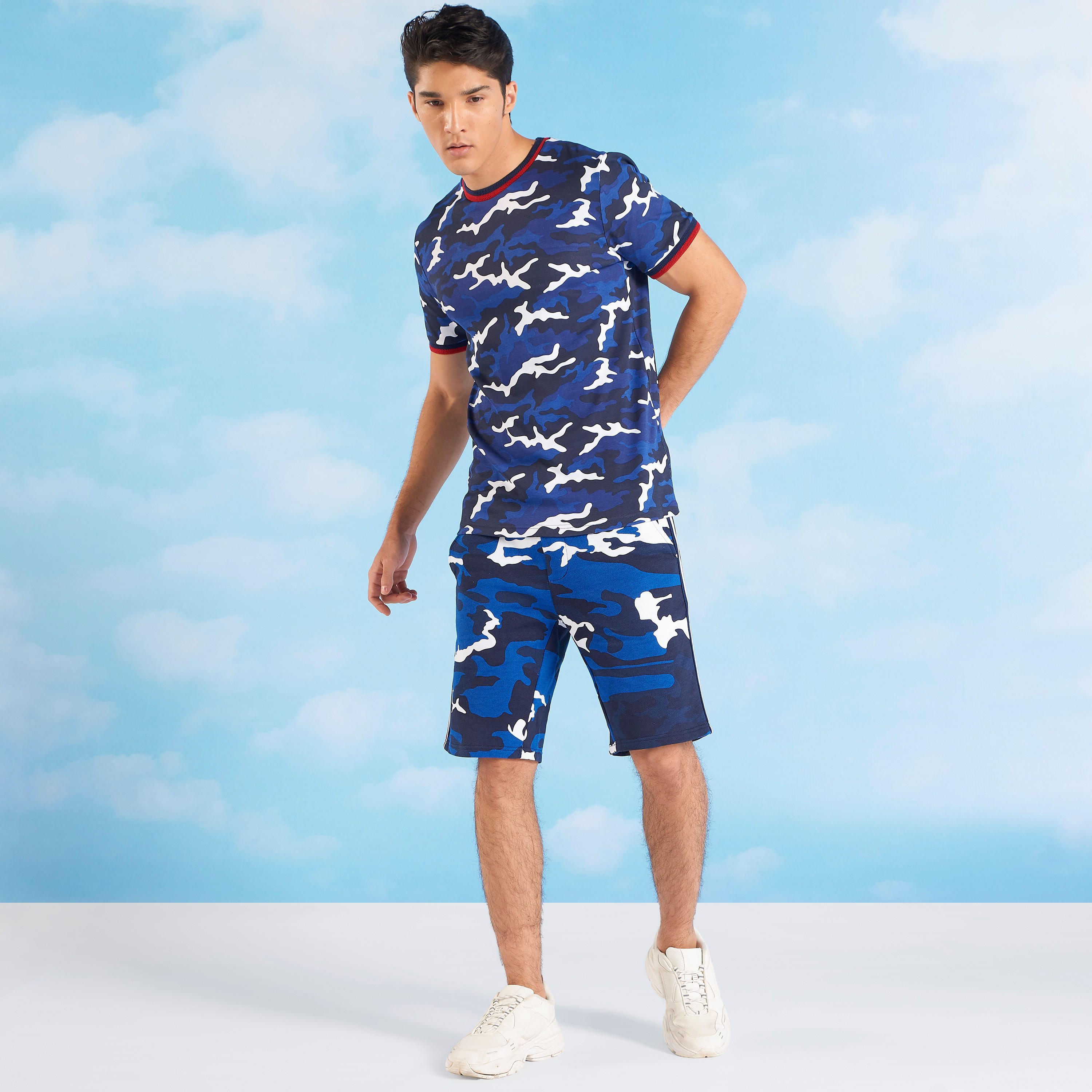 تيشيرت سليم بياقة ضيّقة وأكمام قصيرة وطبعات من آيكونيك-men-clothing-tshirtsandpolos-tshirts-image-2