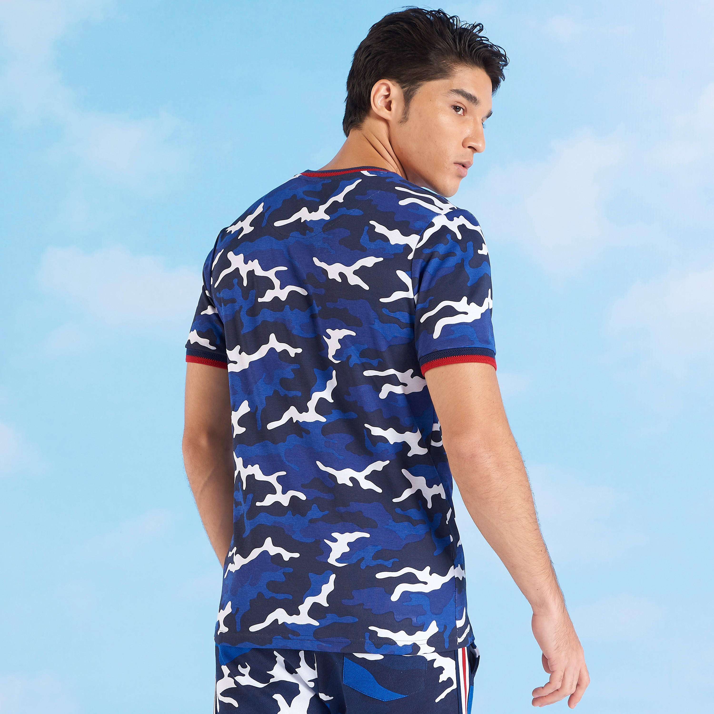 تيشيرت سليم بياقة ضيّقة وأكمام قصيرة وطبعات من آيكونيك-men-clothing-tshirtsandpolos-tshirts-image-5