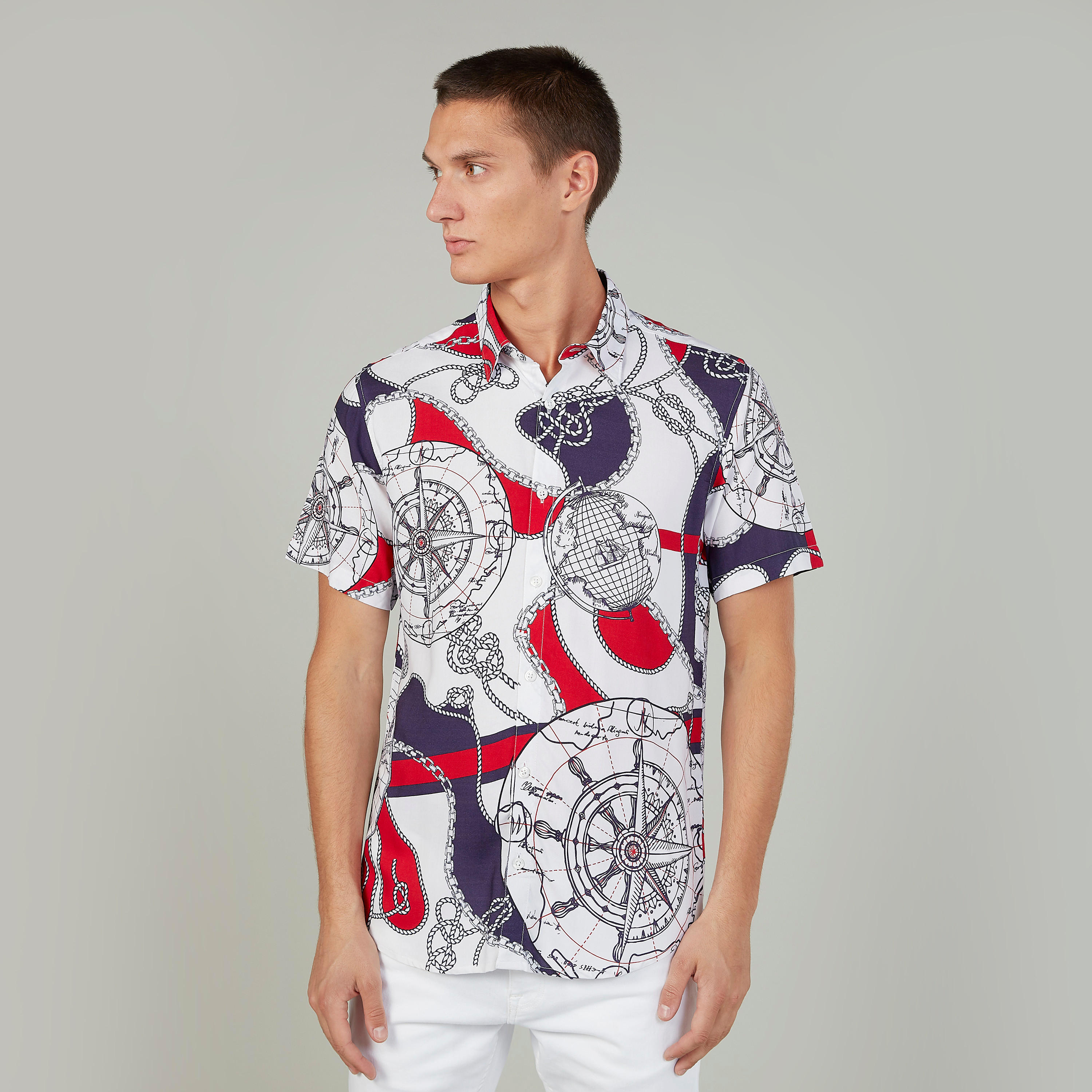 قميص بأكمام قصيرة وياقة عاديّة وطبعات من آيكونيك-men-clothing-shirts-image-1