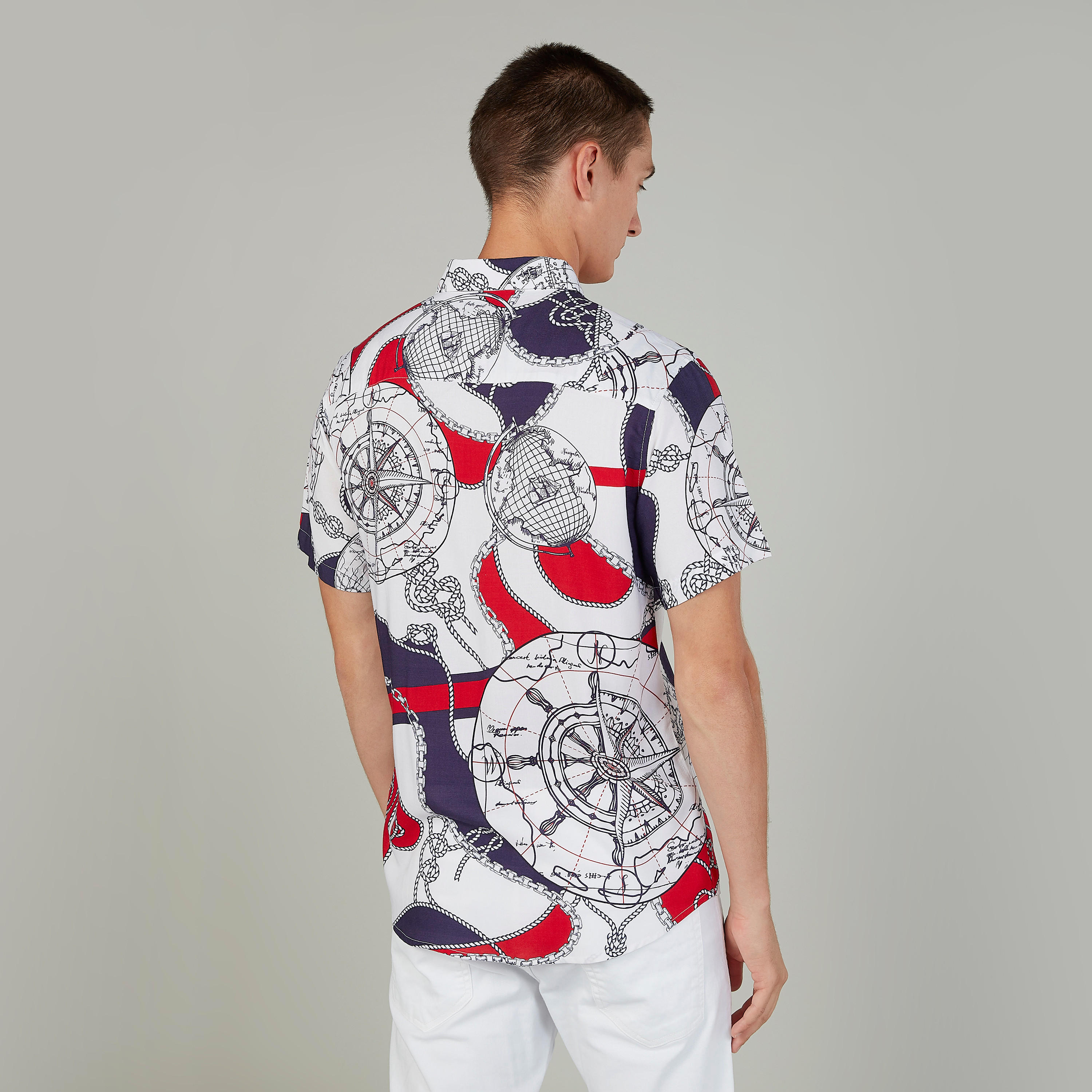 قميص بأكمام قصيرة وياقة عاديّة وطبعات من آيكونيك-men-clothing-shirts-image-4