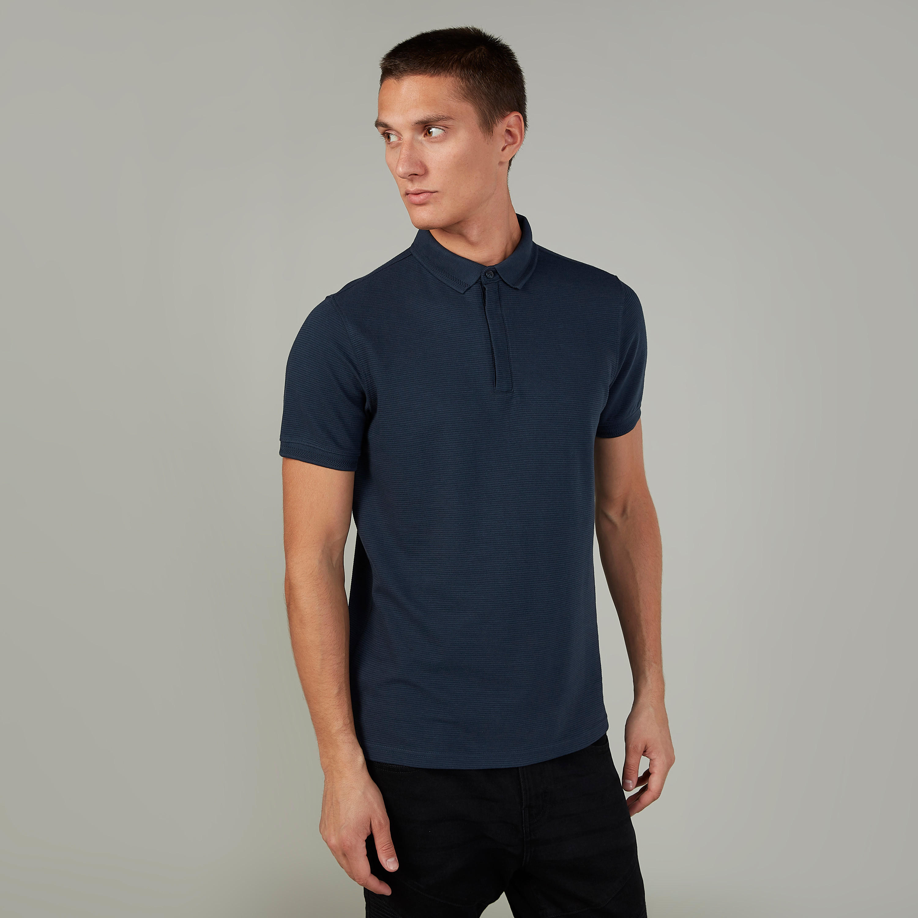 تيشيرت سليم فيت بارز الملمس بياقة بولو وأكمام قصيرة من آيكونيك-men-clothing-tshirtsandpolos-polos-image-1
