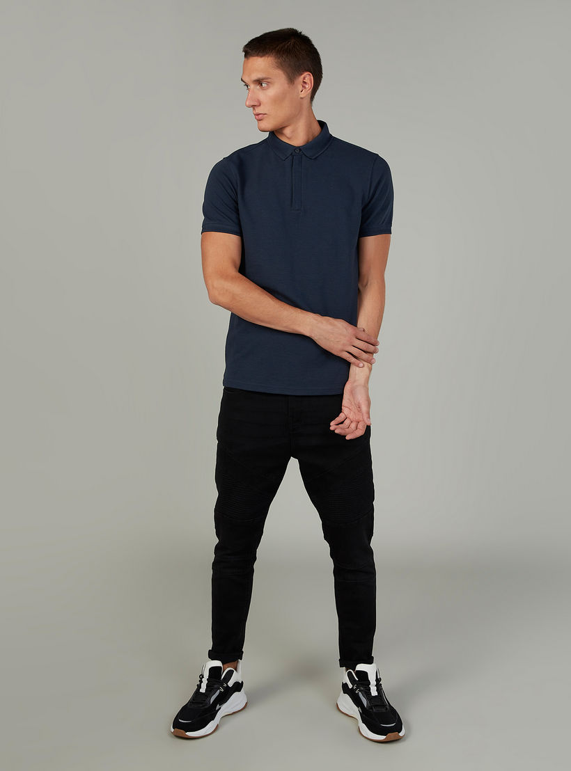 تيشيرت سليم فيت بارز الملمس بياقة بولو وأكمام قصيرة من آيكونيك-men-clothing-tshirtsandpolos-polos-image-2