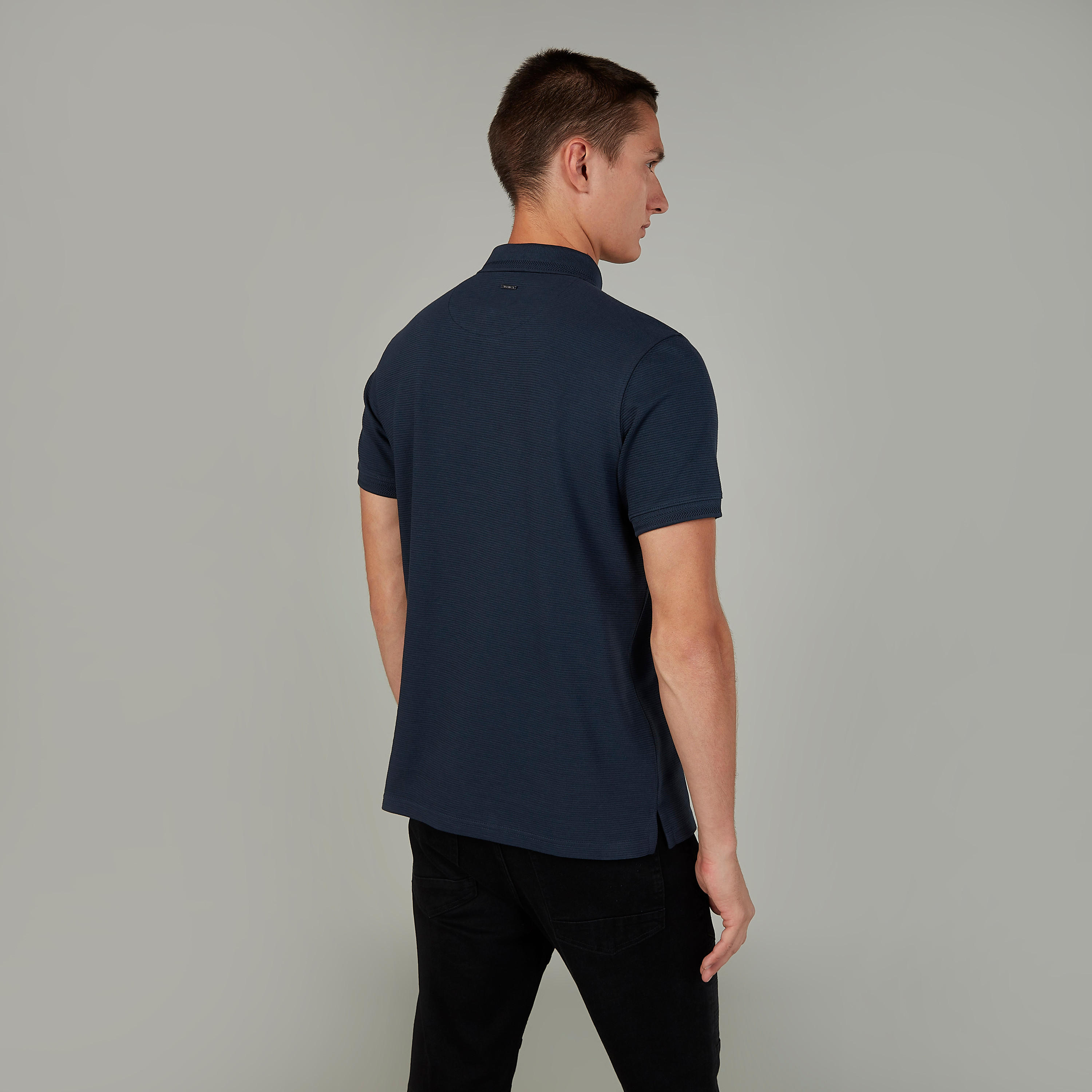 تيشيرت سليم فيت بارز الملمس بياقة بولو وأكمام قصيرة من آيكونيك-men-clothing-tshirtsandpolos-polos-image-4