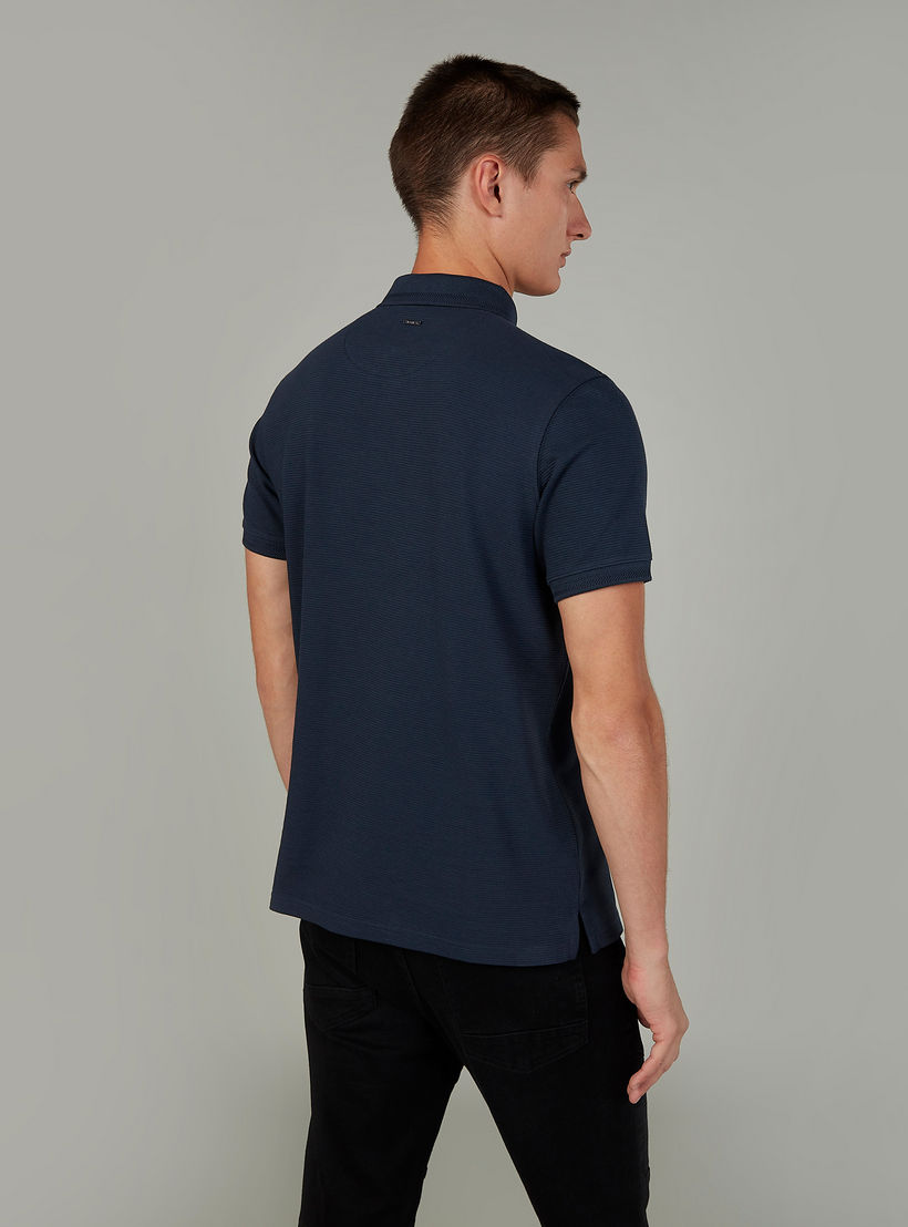 تيشيرت سليم فيت بارز الملمس بياقة بولو وأكمام قصيرة من آيكونيك-men-clothing-tshirtsandpolos-polos-image-4