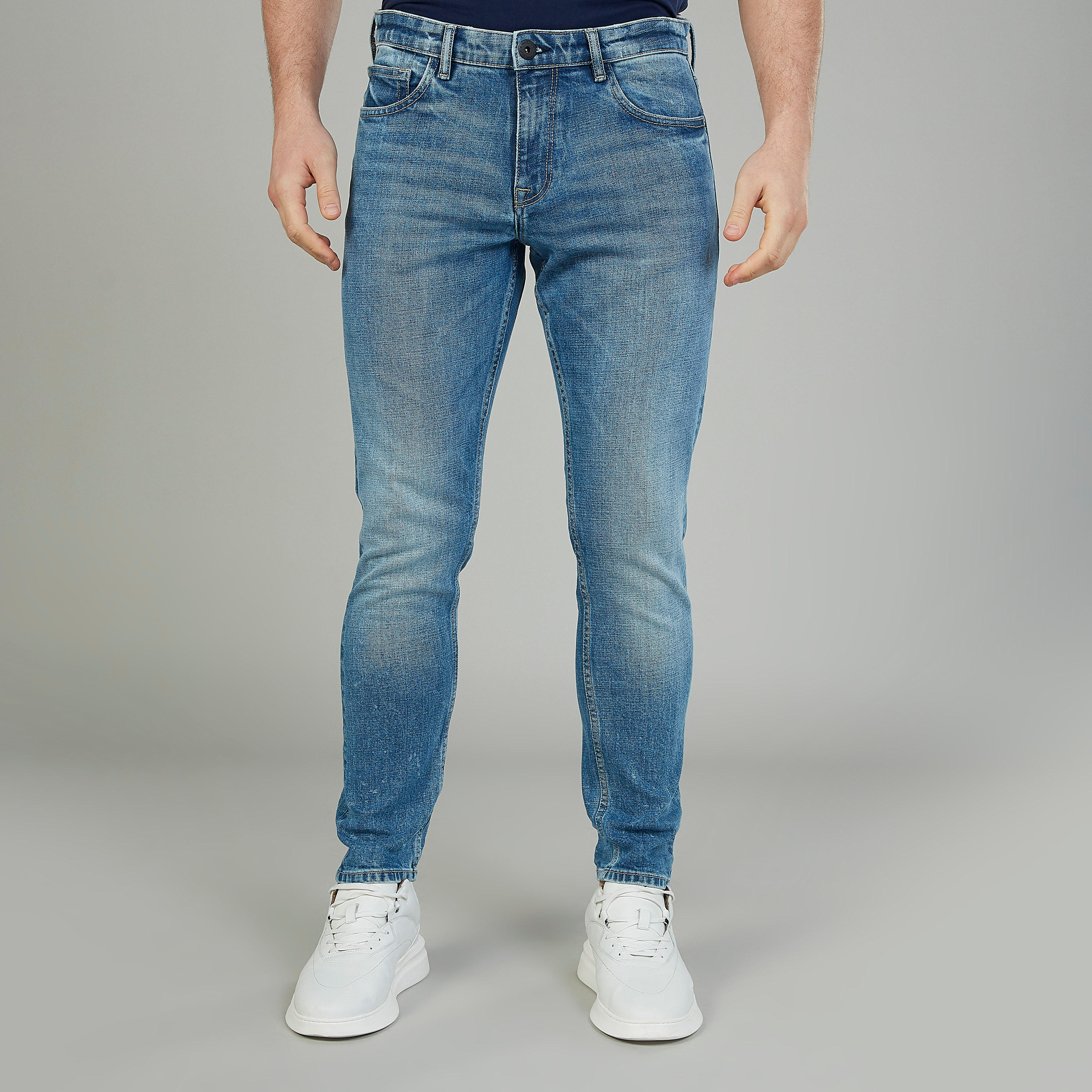 بنطلون جينز سليم بارز الملمس بخصر متوسّط الإرتفاع وعراوي من آيكونيك-men-clothing-bottoms-jeans-image-1