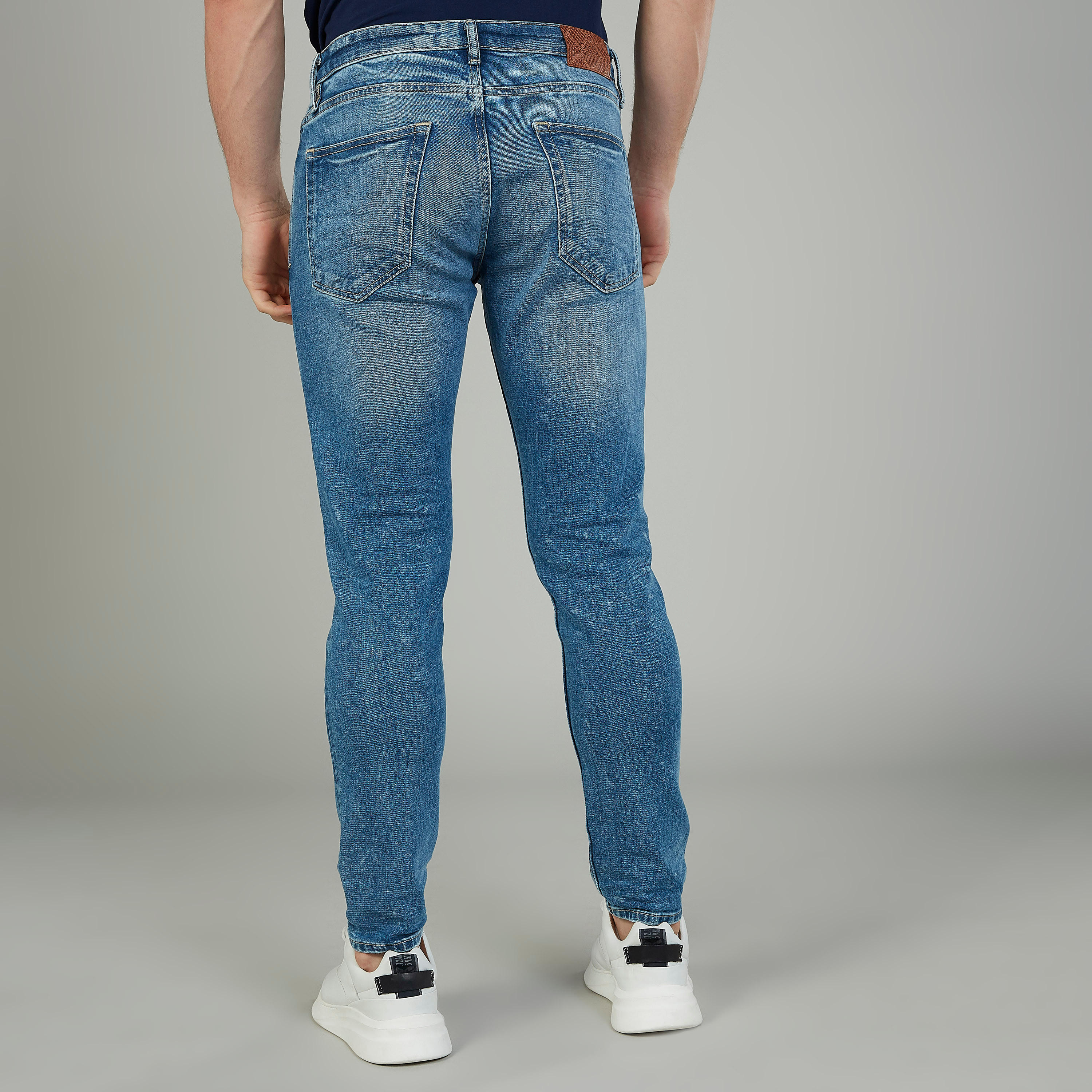 بنطلون جينز سليم بارز الملمس بخصر متوسّط الإرتفاع وعراوي من آيكونيك-men-clothing-bottoms-jeans-image-4