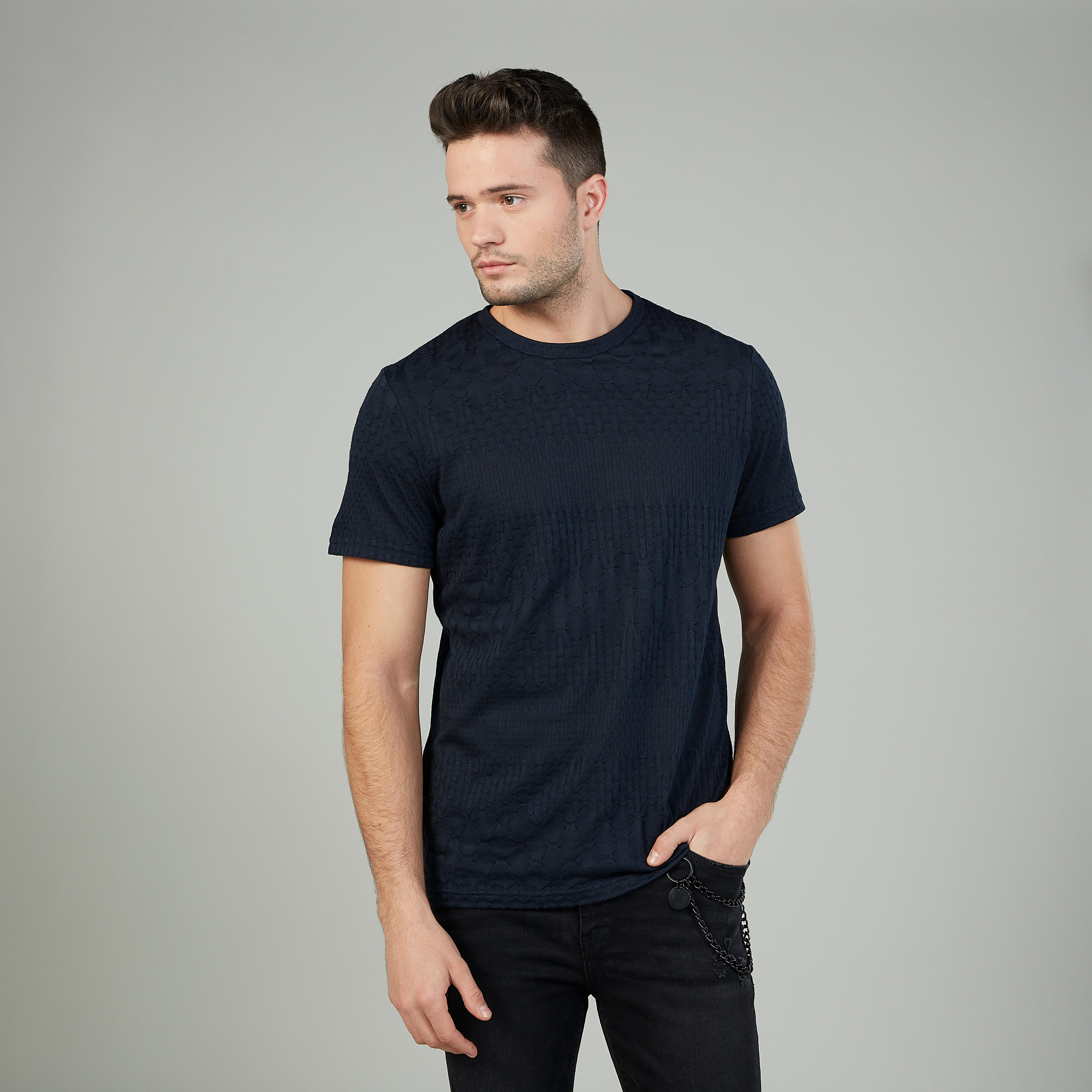 تيشيرت سليم بارز الملمس بياقة ضيّقة وأكمام قصيرة من آيكونيك-men-clothing-tshirtsandpolos-tshirts-image-1
