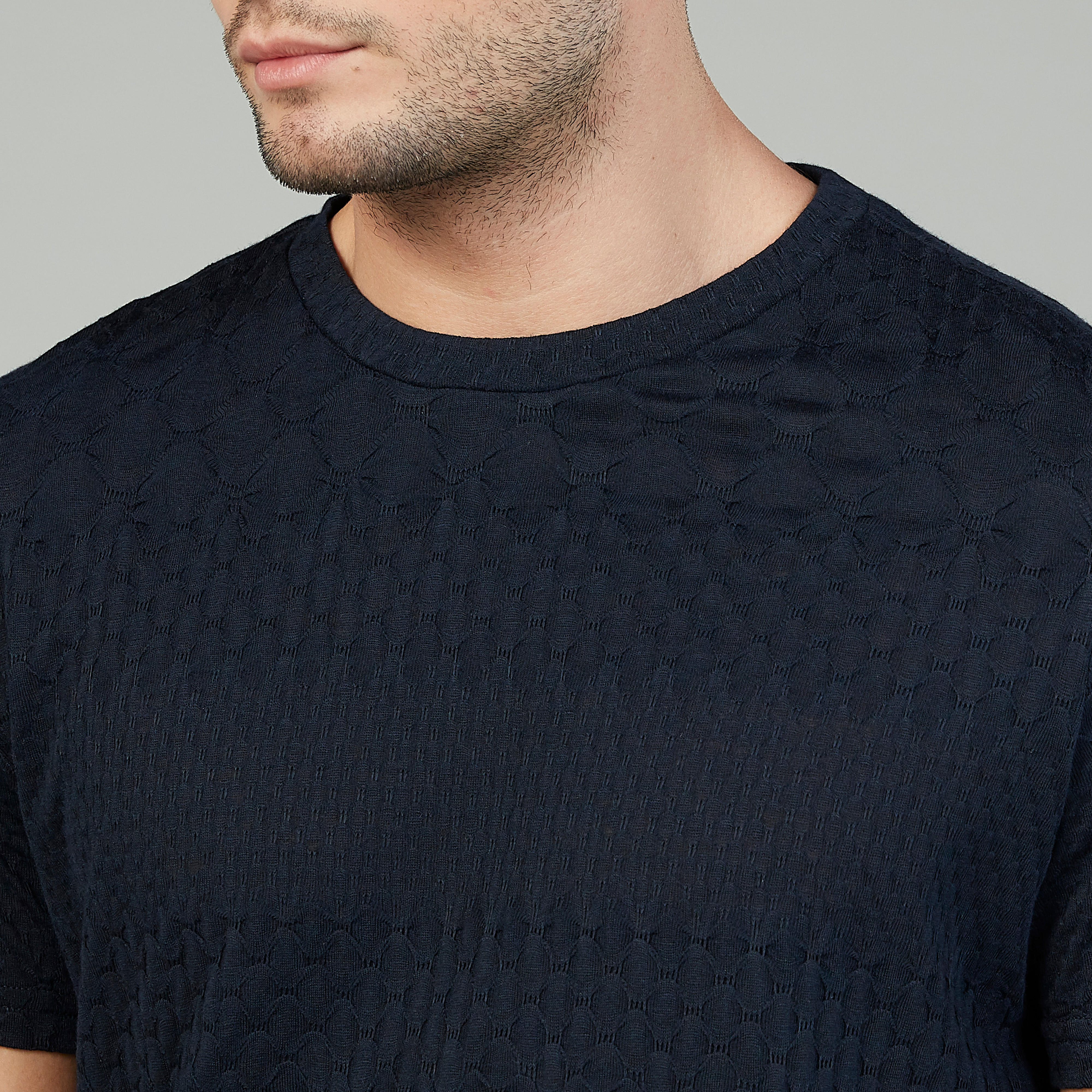 تيشيرت سليم بارز الملمس بياقة ضيّقة وأكمام قصيرة من آيكونيك-men-clothing-tshirtsandpolos-tshirts-image-3