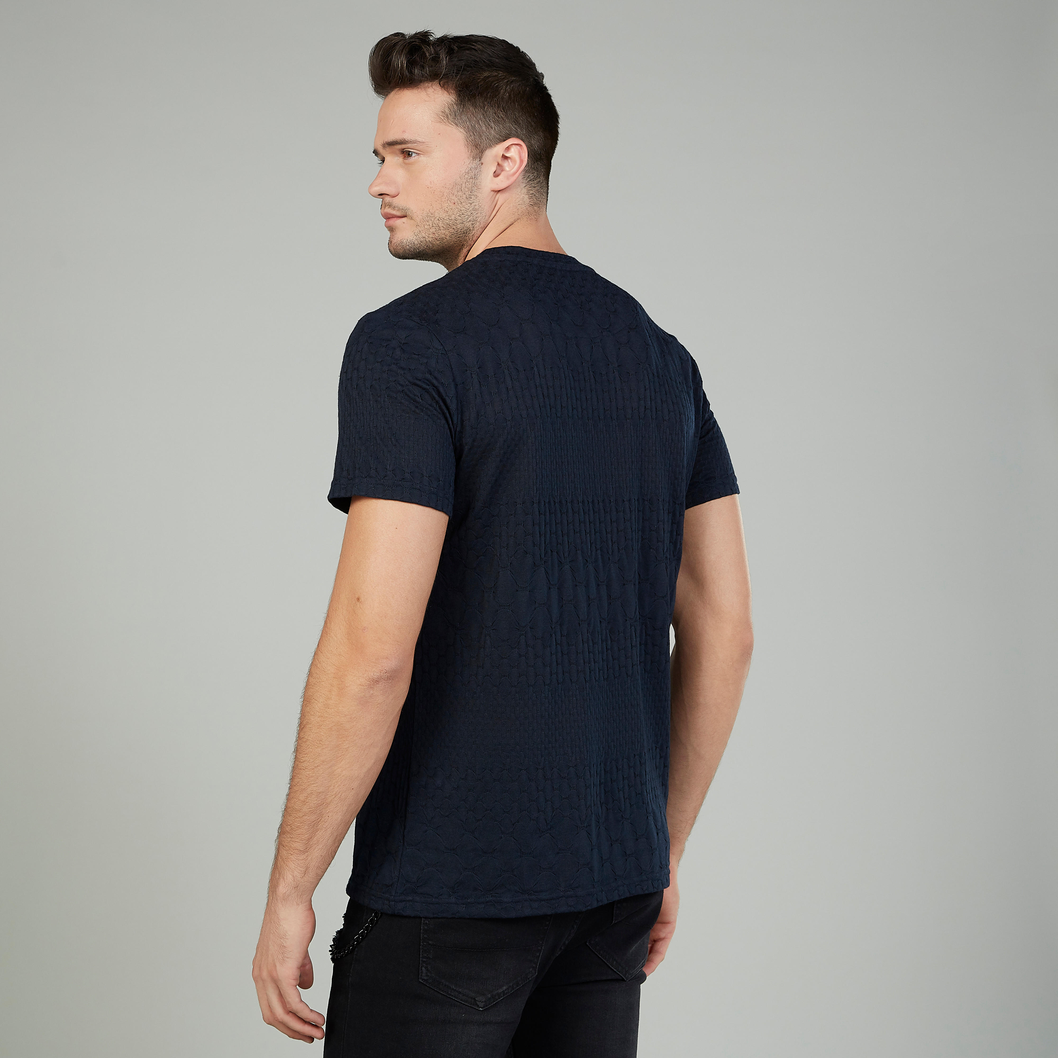 تيشيرت سليم بارز الملمس بياقة ضيّقة وأكمام قصيرة من آيكونيك-men-clothing-tshirtsandpolos-tshirts-image-4