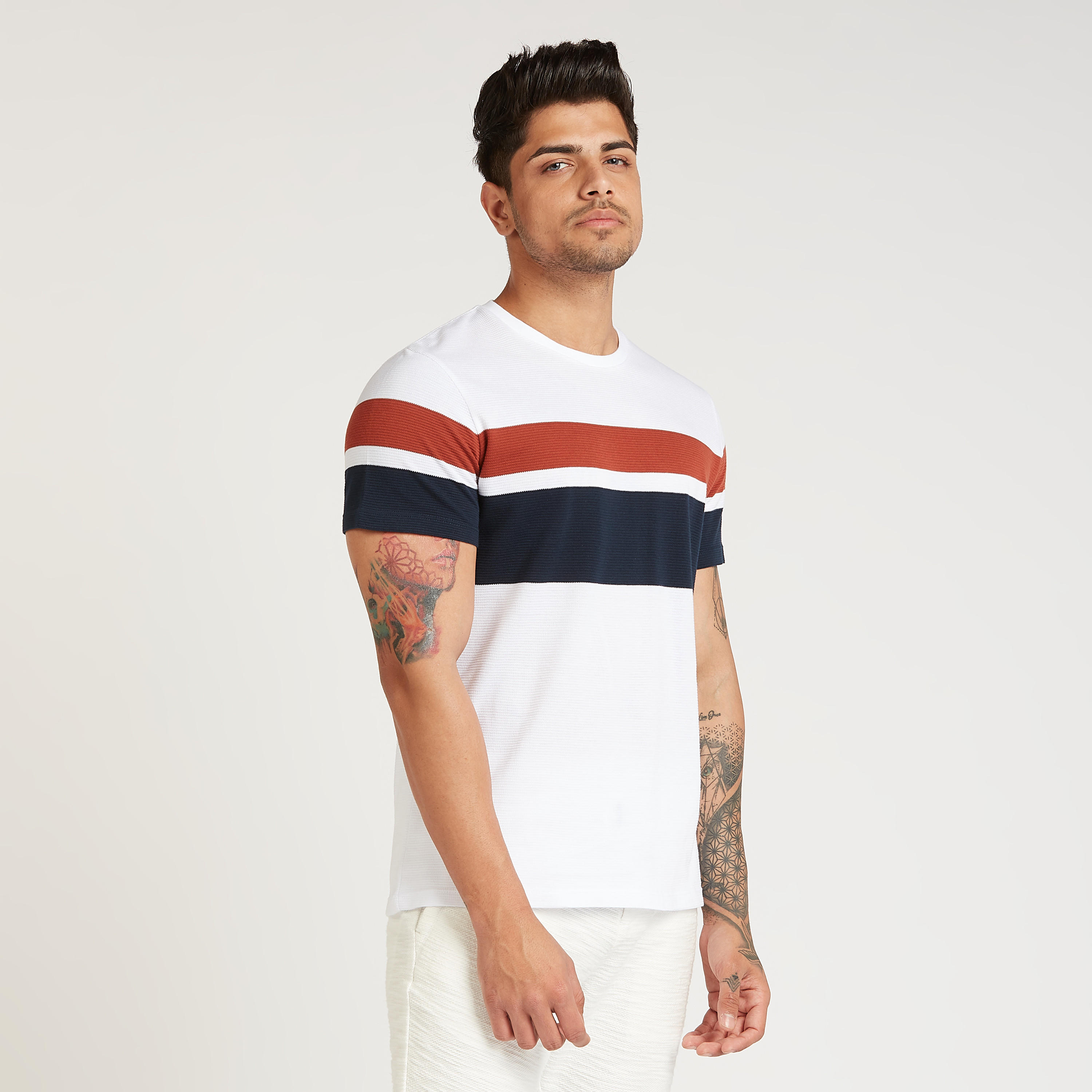 تيشيرت بتفاصيل شريطة وقصّة سليم وياقة ضيّقة وأكمام قصيرة من آيكونيك-men-clothing-tshirtsandpolos-tshirts-image-1
