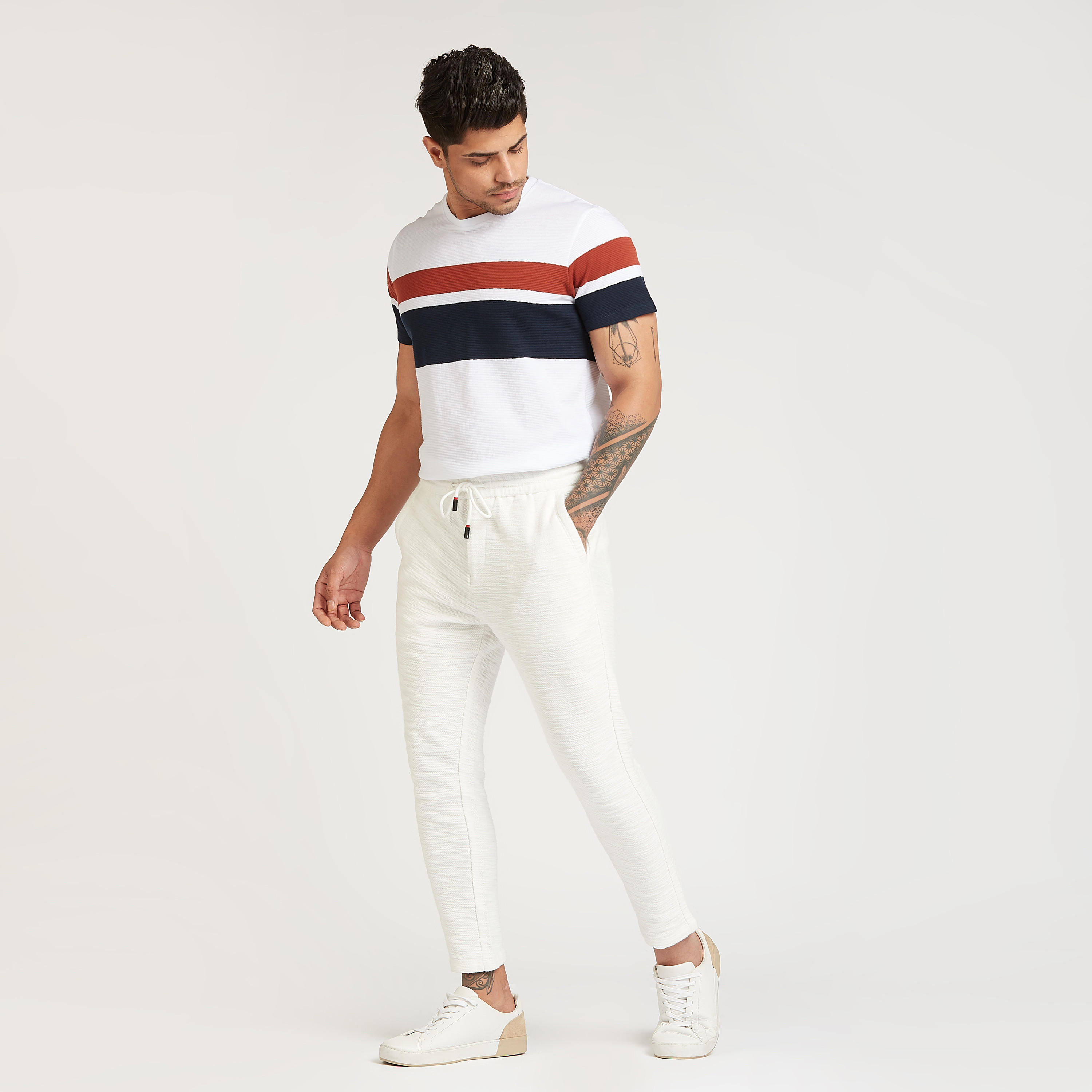 تيشيرت بتفاصيل شريطة وقصّة سليم وياقة ضيّقة وأكمام قصيرة من آيكونيك-men-clothing-tshirtsandpolos-tshirts-image-2