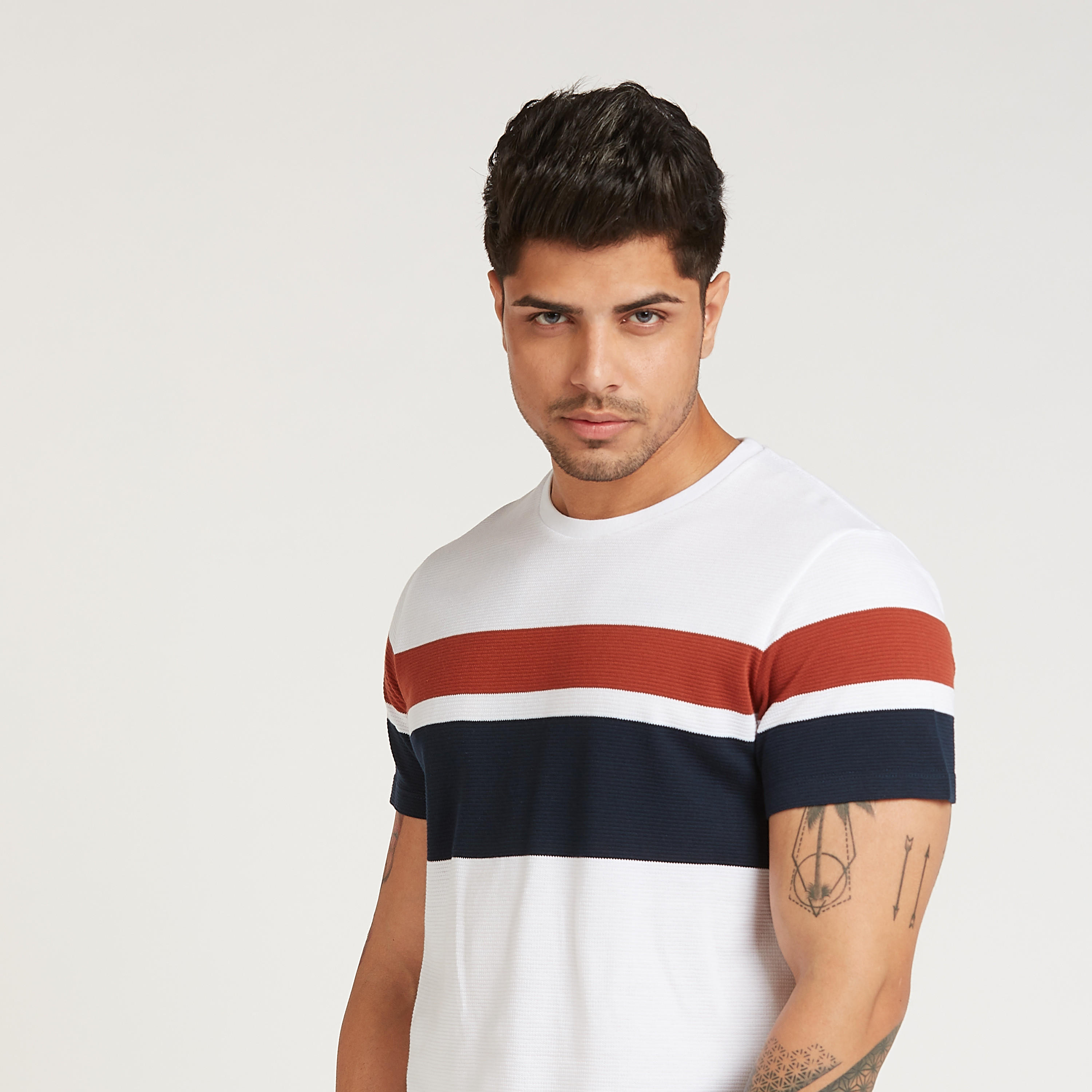 تيشيرت بتفاصيل شريطة وقصّة سليم وياقة ضيّقة وأكمام قصيرة من آيكونيك-men-clothing-tshirtsandpolos-tshirts-image-3