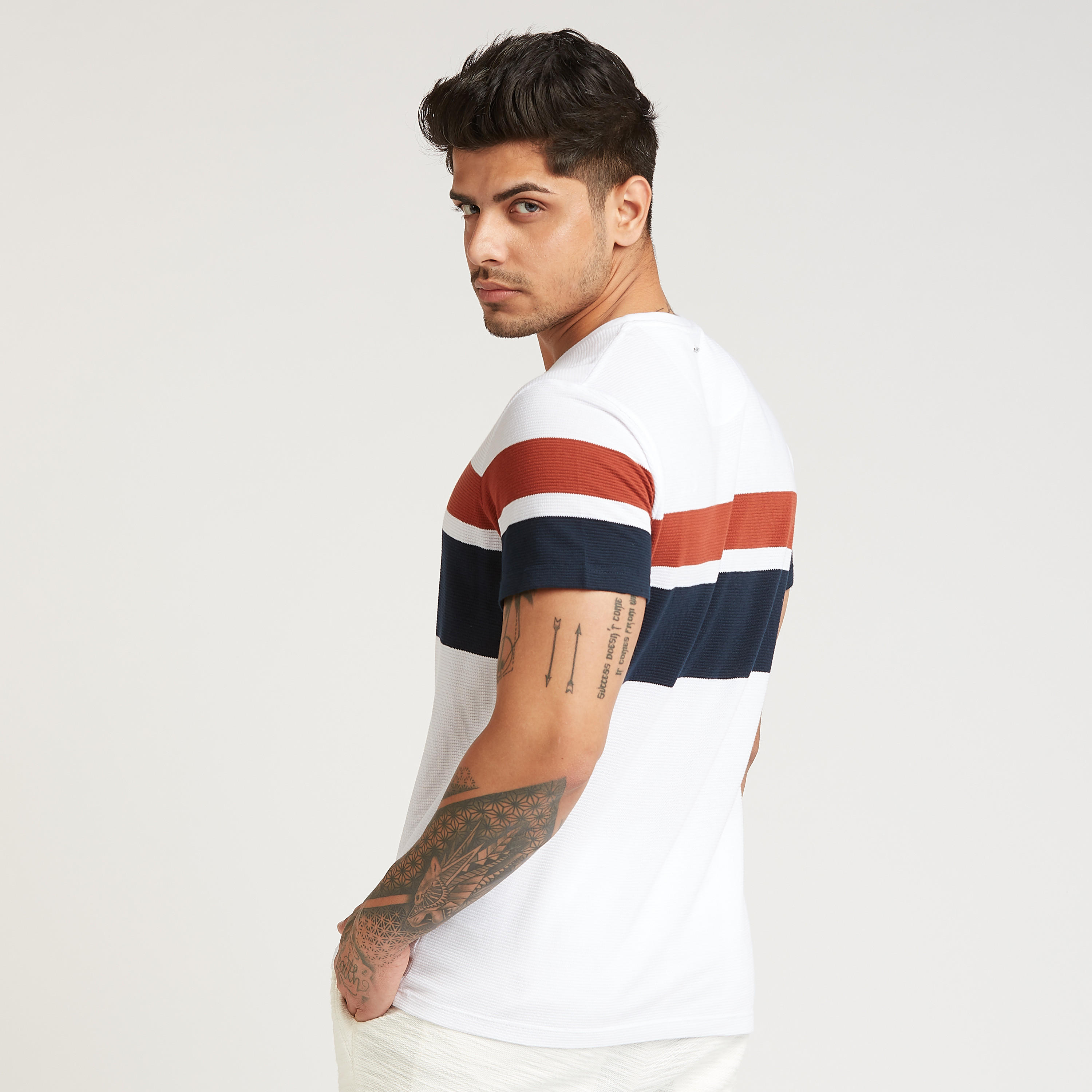 تيشيرت بتفاصيل شريطة وقصّة سليم وياقة ضيّقة وأكمام قصيرة من آيكونيك-men-clothing-tshirtsandpolos-tshirts-image-4