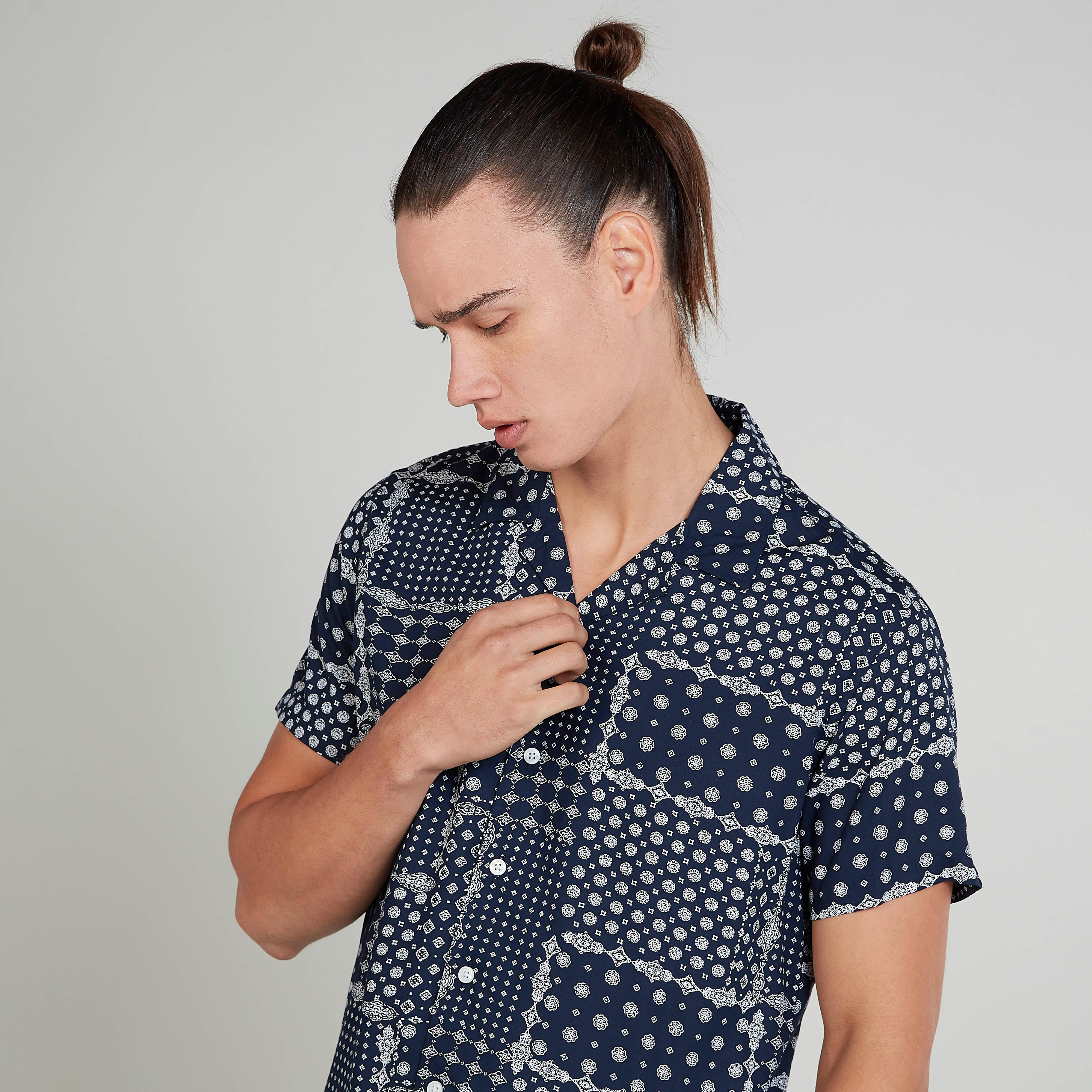 قميص سليم بياقة عاديّة وأكمام قصيرة و طبعات من آيكونيك-men-clothing-shirts-image-3