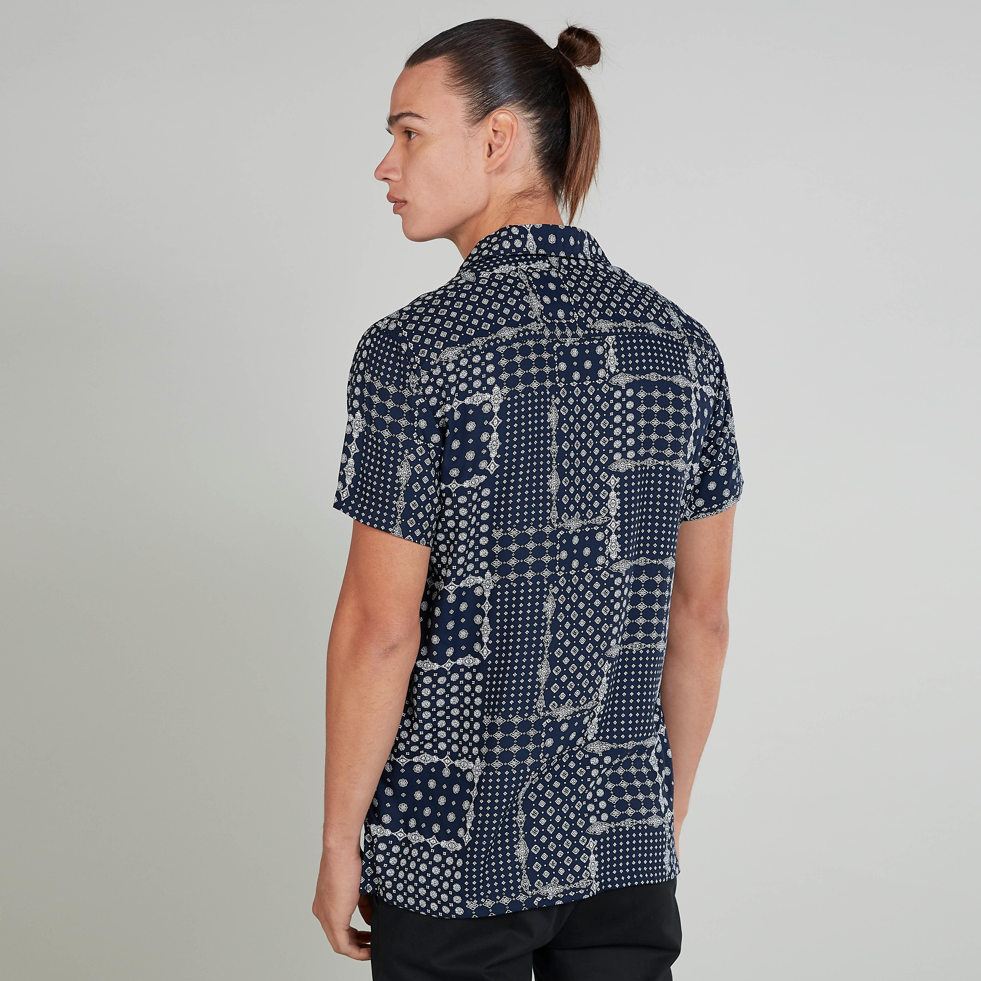 قميص سليم بياقة عاديّة وأكمام قصيرة و طبعات من آيكونيك-men-clothing-shirts-image-4