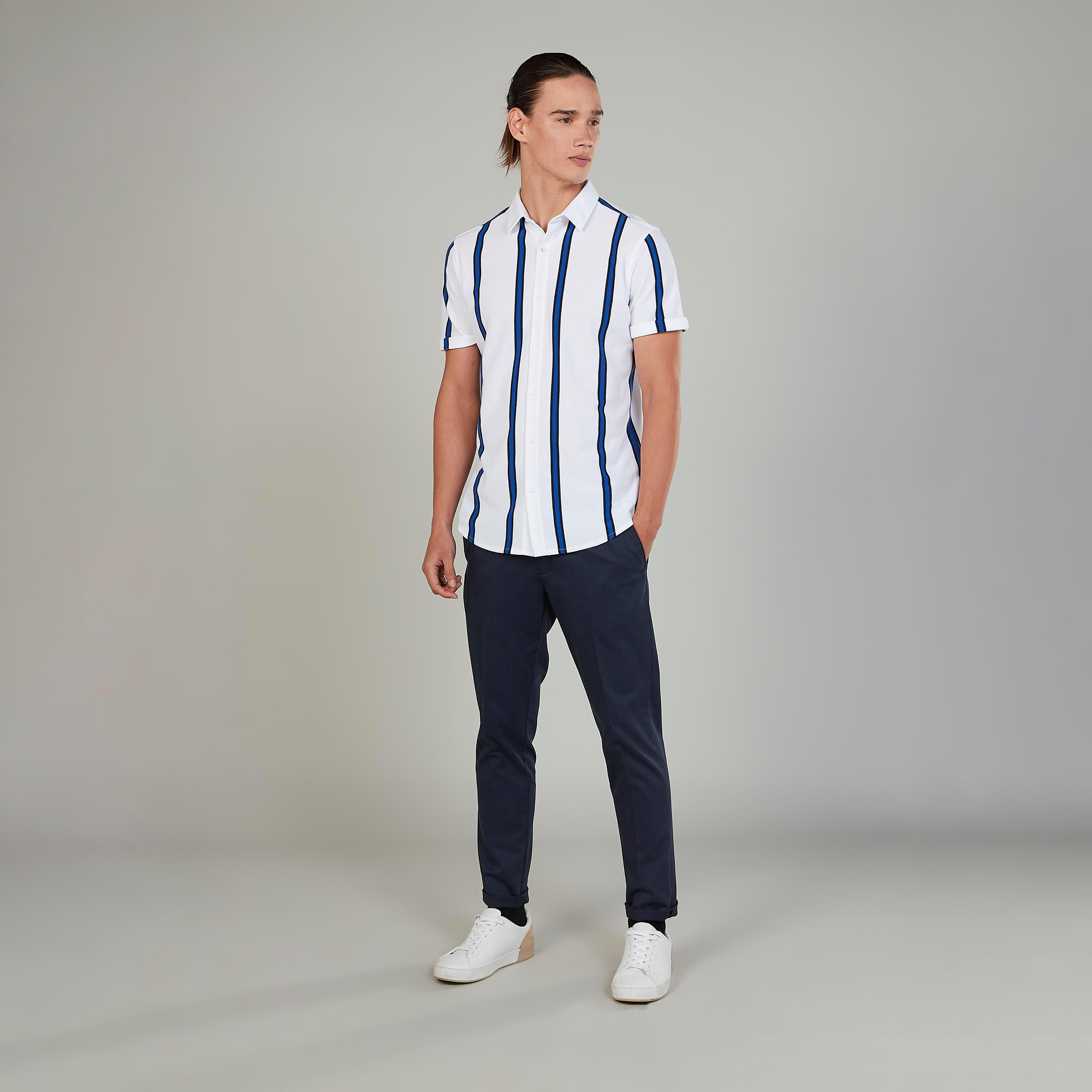 قميص مخطط بأكمام قصيرة وياقة عاديّة من آيكونيك-men-clothing-shirts-image-2