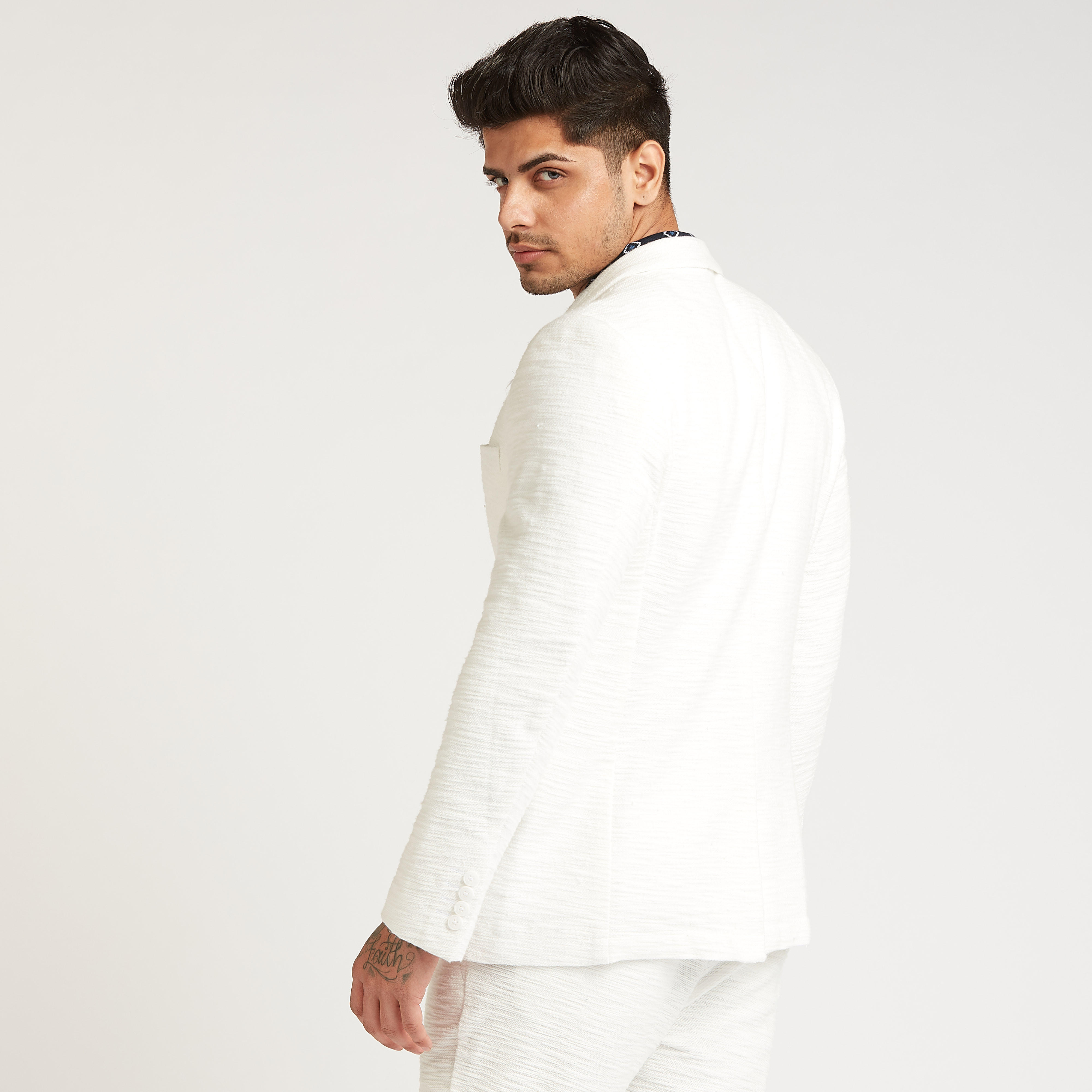 جاكيت بليزر بارز الملمس بأكمام طويلة وياقة بطيّة من آيكونيك-men-winterwear-jacketsandblazers-image-5