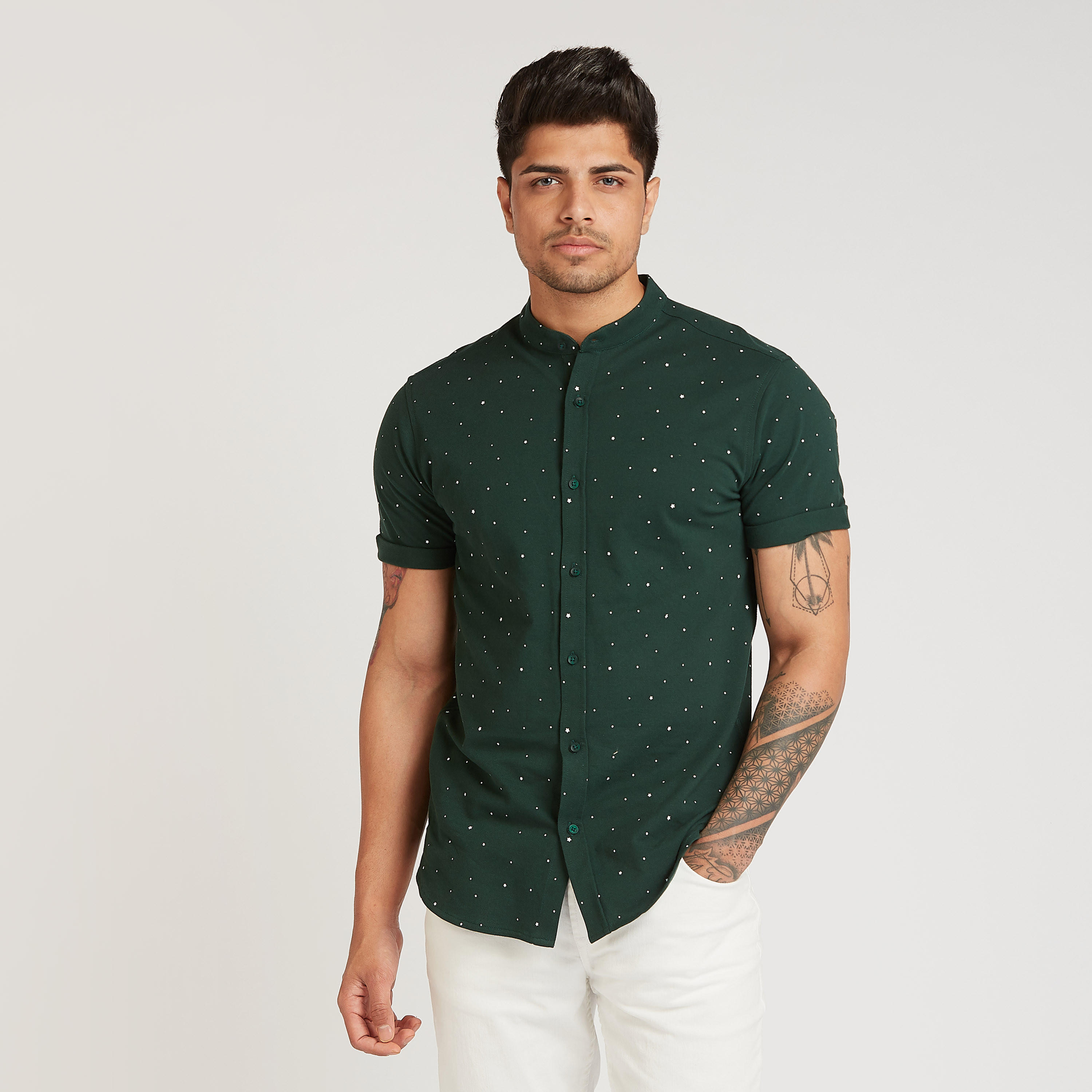 تيشيرت بقصة سليم بطبعات و بياقة ماندارين وأكمام قصيرة-men-clothing-shirts-image-1