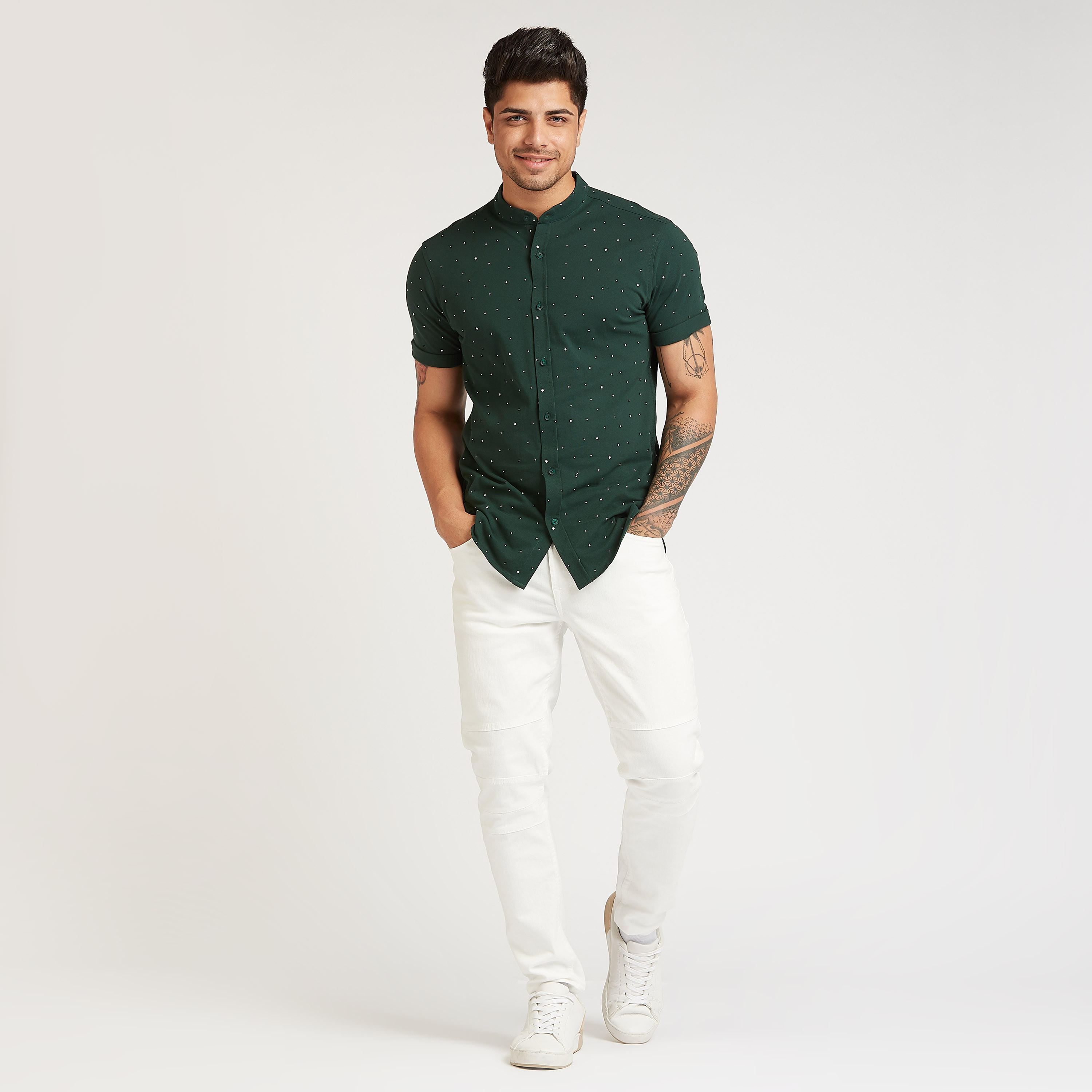 تيشيرت بقصة سليم بطبعات و بياقة ماندارين وأكمام قصيرة-men-clothing-shirts-image-2