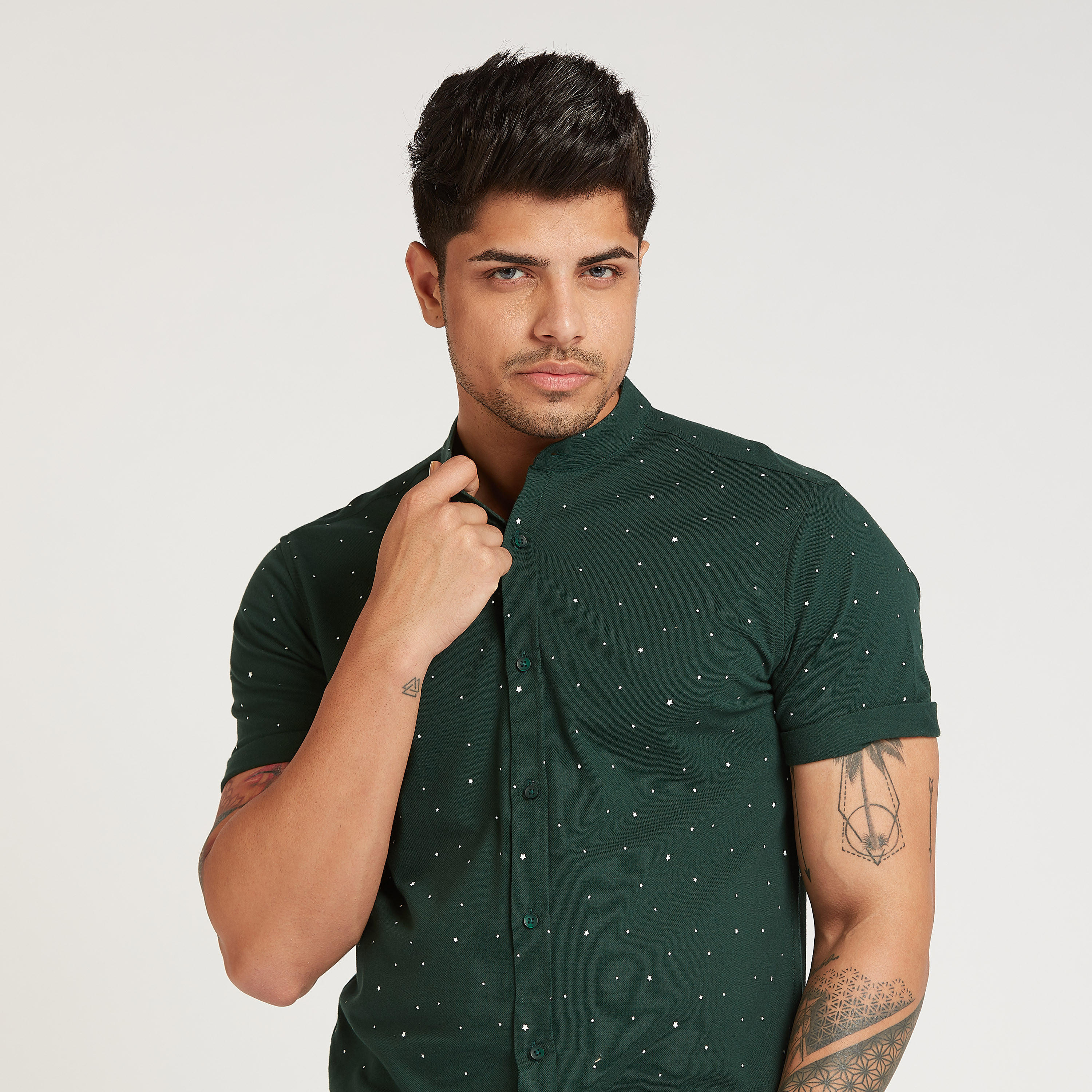 تيشيرت بقصة سليم بطبعات و بياقة ماندارين وأكمام قصيرة-men-clothing-shirts-image-3