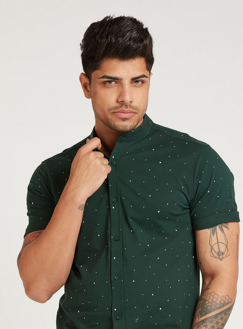 تيشيرت بقصة سليم بطبعات و بياقة ماندارين وأكمام قصيرة-men-clothing-shirts-image-3