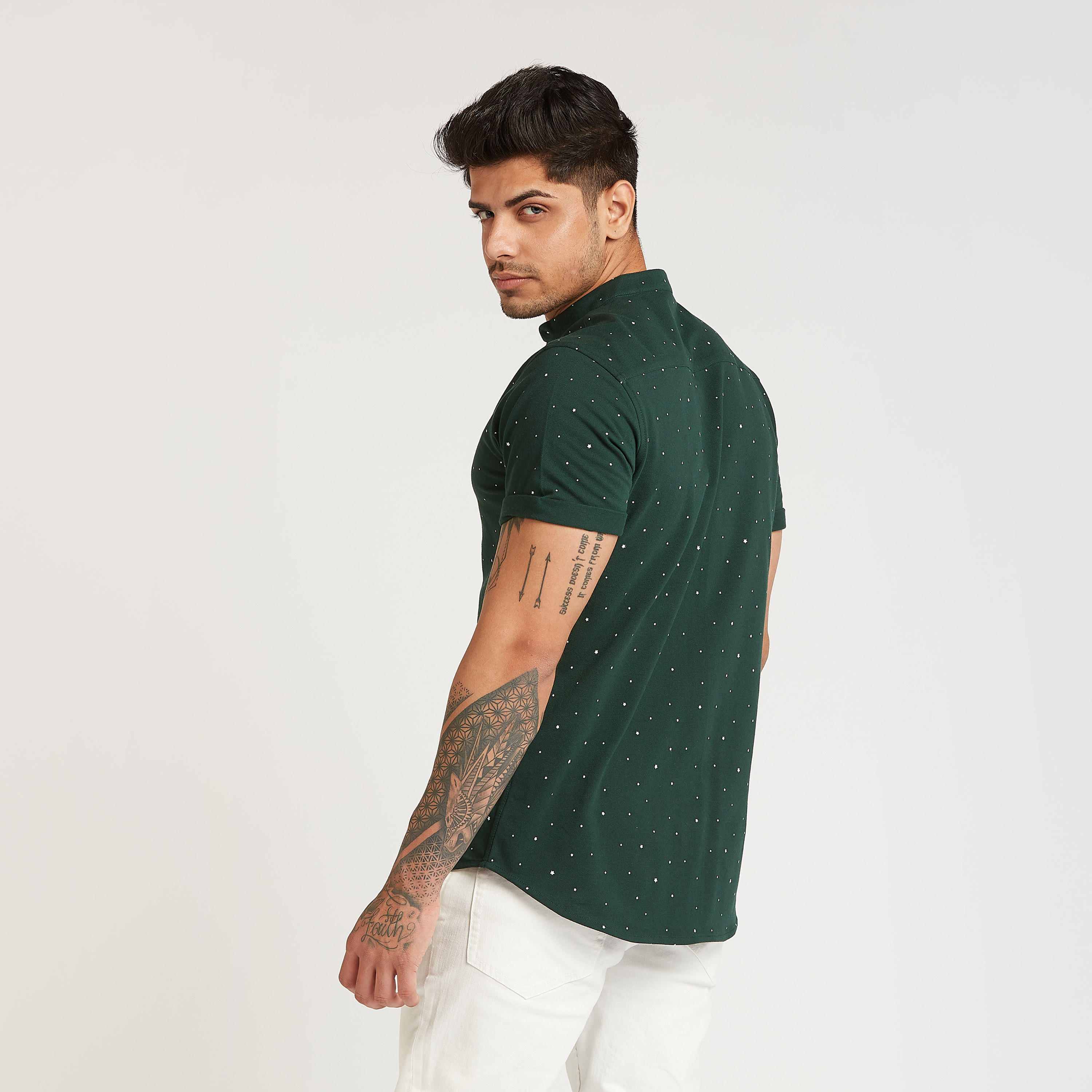 تيشيرت بقصة سليم بطبعات و بياقة ماندارين وأكمام قصيرة-men-clothing-shirts-image-4