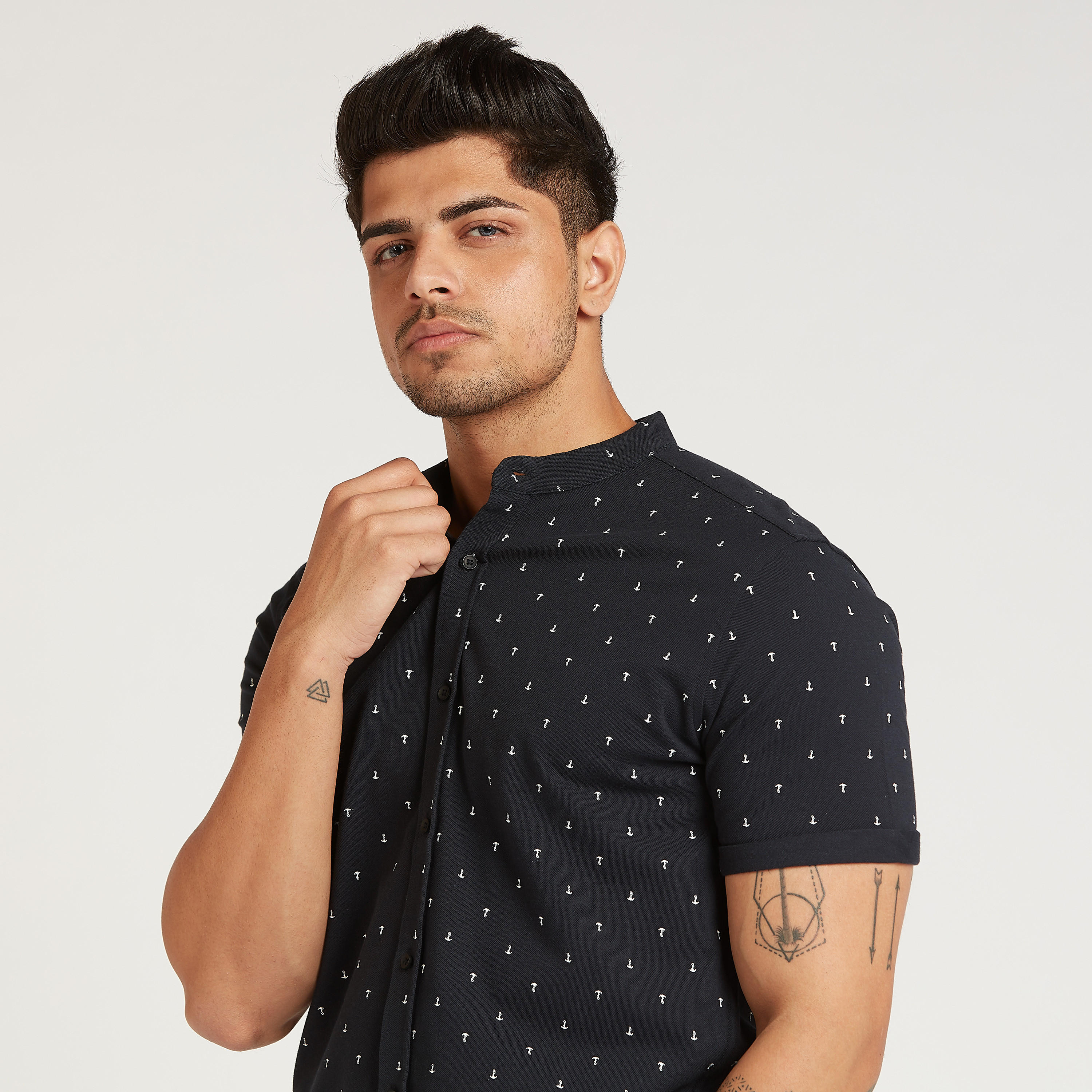 قميص بقصة سليم بياقة ماندارين وأكمام قصيرة و طبعات من آيكونيك-men-clothing-shirts-image-3