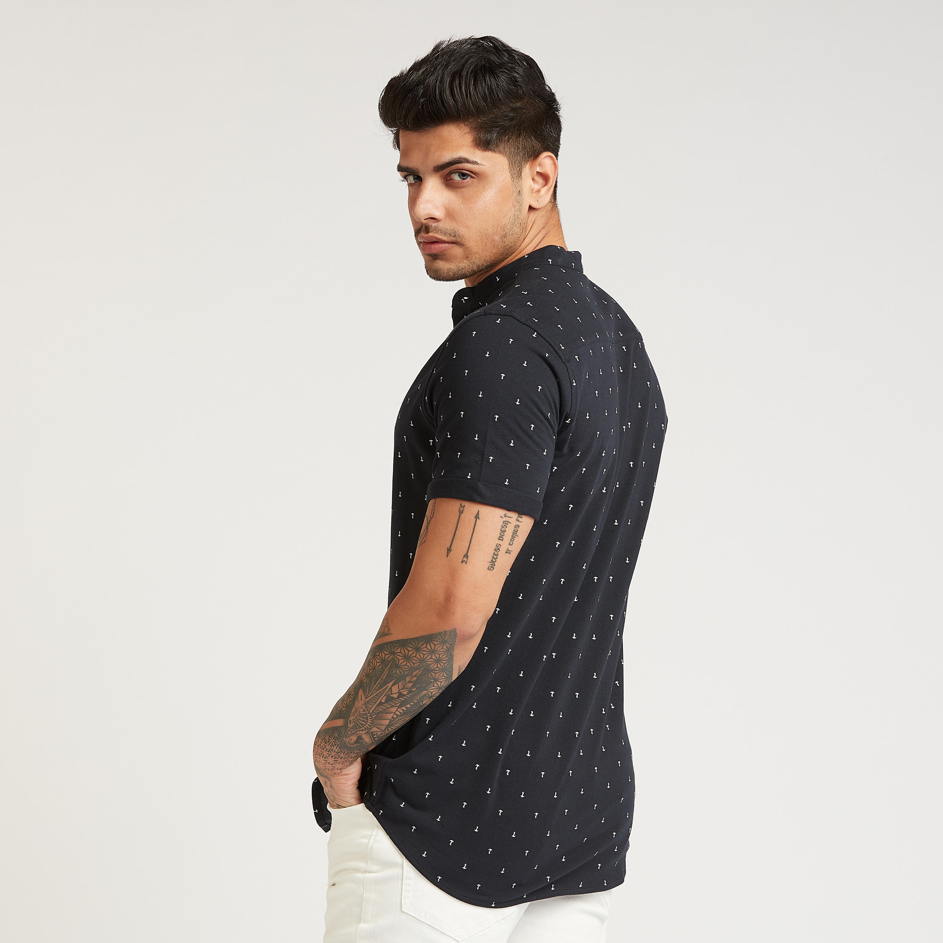 قميص بقصة سليم بياقة ماندارين وأكمام قصيرة و طبعات من آيكونيك-men-clothing-shirts-image-4