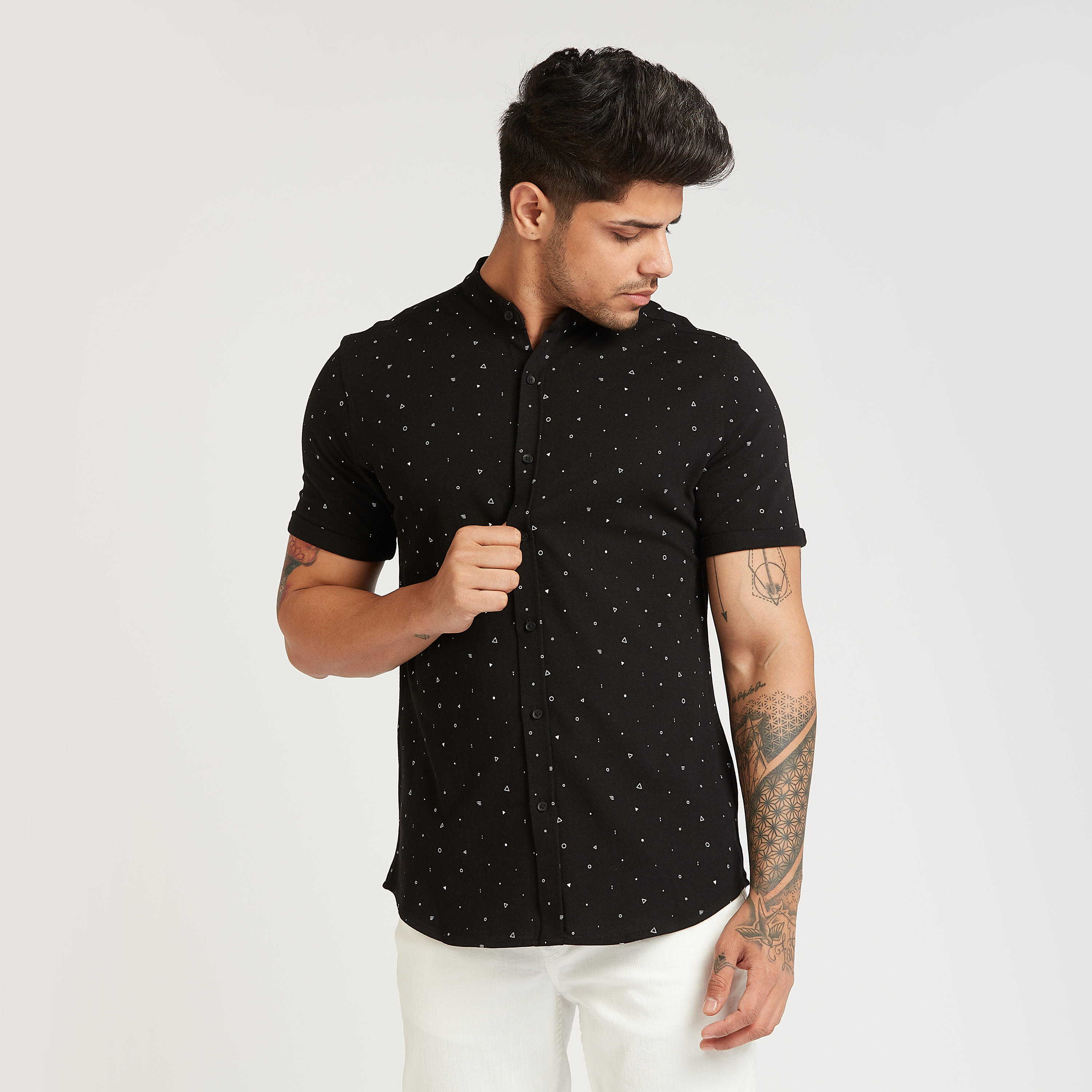 قميص سليم بياقة ماندارين وأكمام قصيرة و طبعات من آيكونيك-men-clothing-shirts-image-1