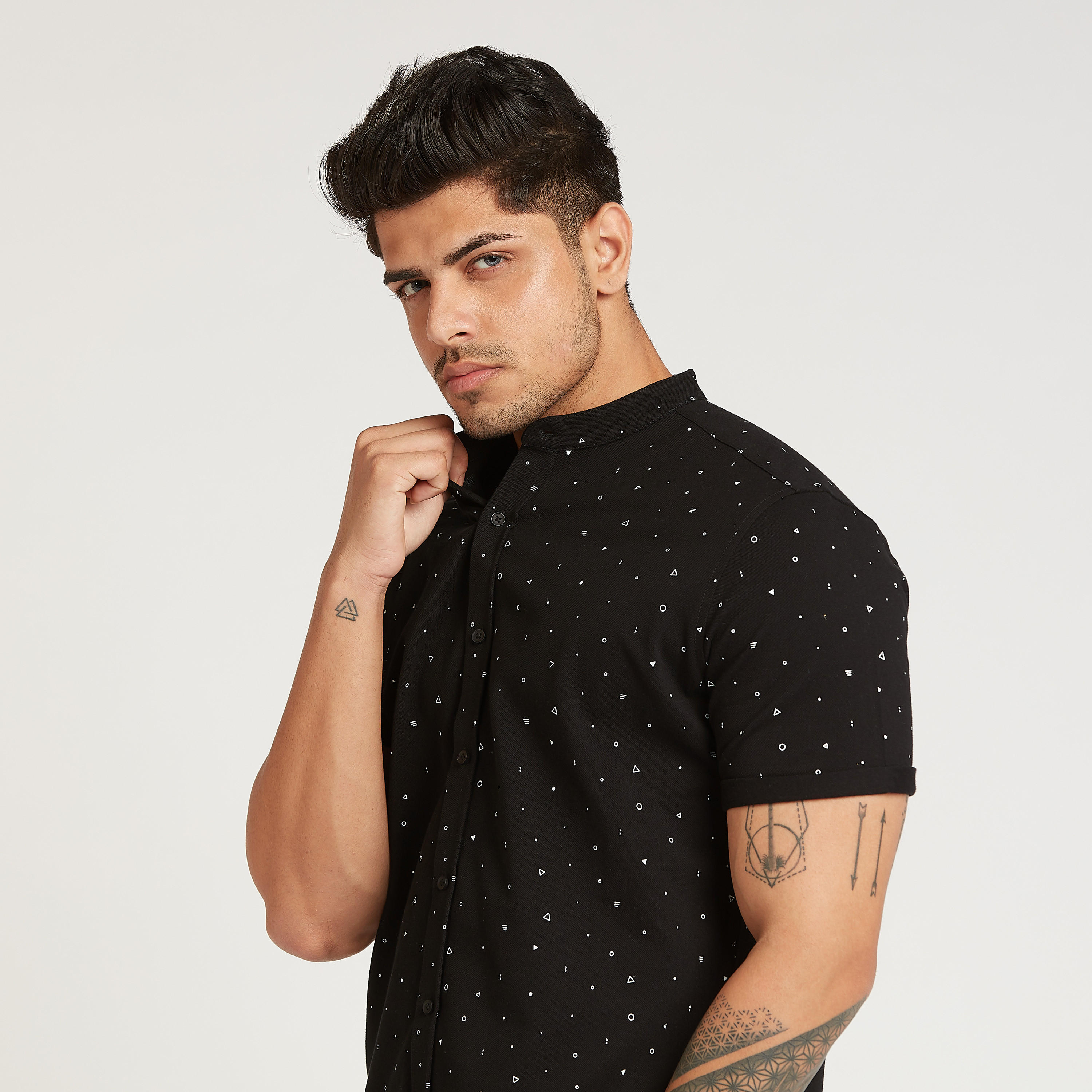 قميص سليم بياقة ماندارين وأكمام قصيرة و طبعات من آيكونيك-men-clothing-shirts-image-3