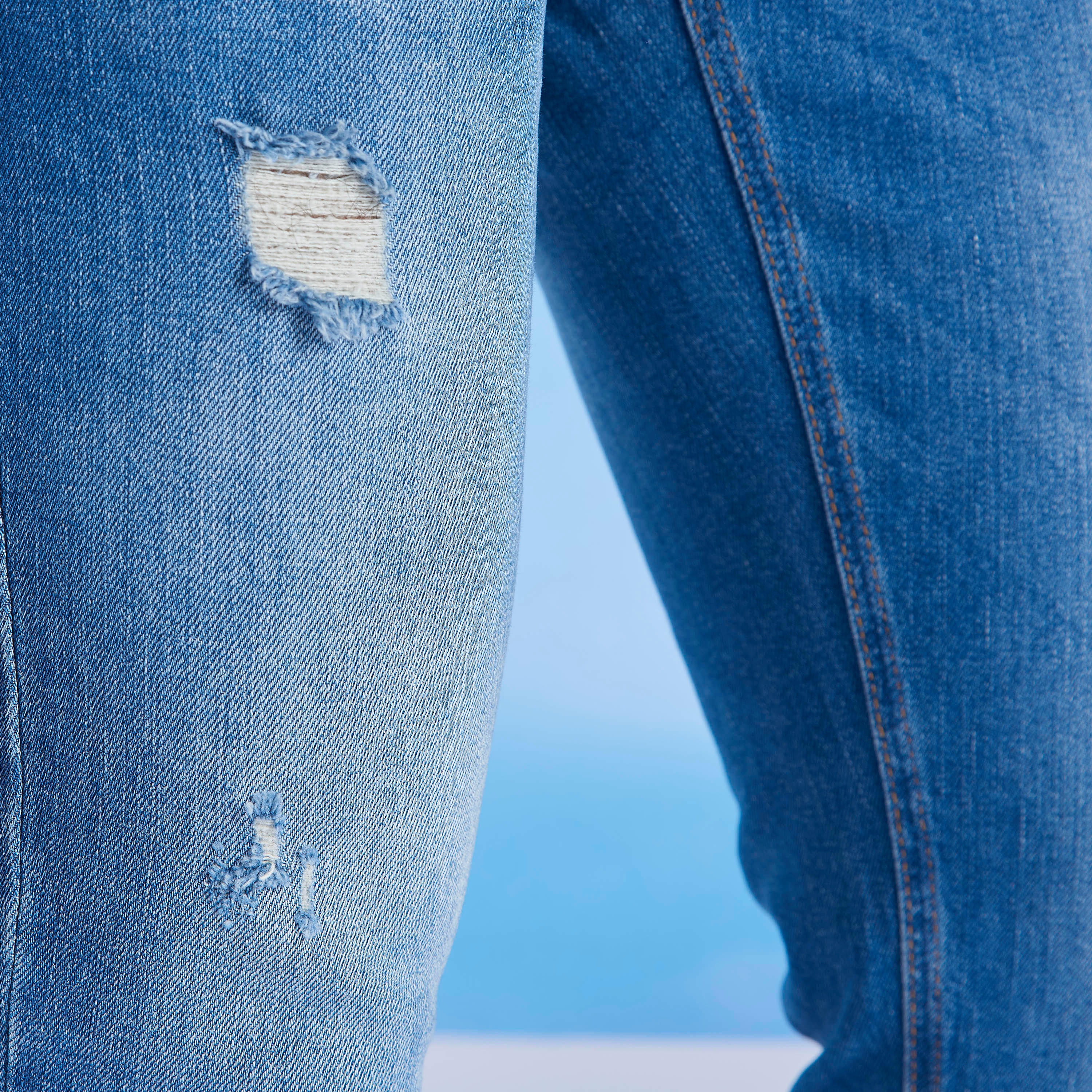 بنطلون جينز مضلّع بخصر متوسط الارتفاع وزر إغلاق وقصة سليم من آيكونيك-men-clothing-bottoms-jeans-image-5