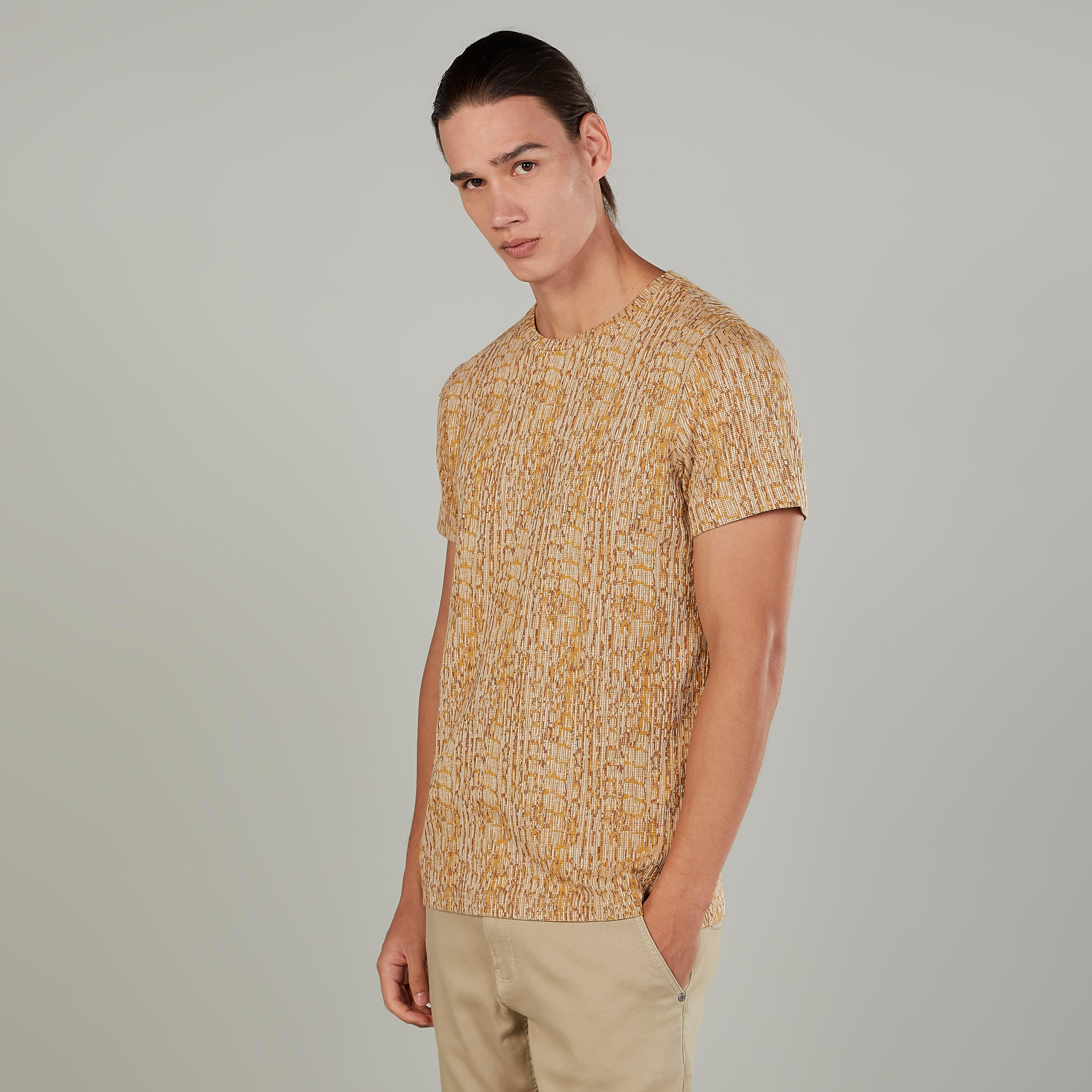 تيشيرت سليم بياقة ضيّقة وأكمام قصيرة وطبعات من آيكونيك-men-clothing-tshirtsandpolos-tshirts-image-1