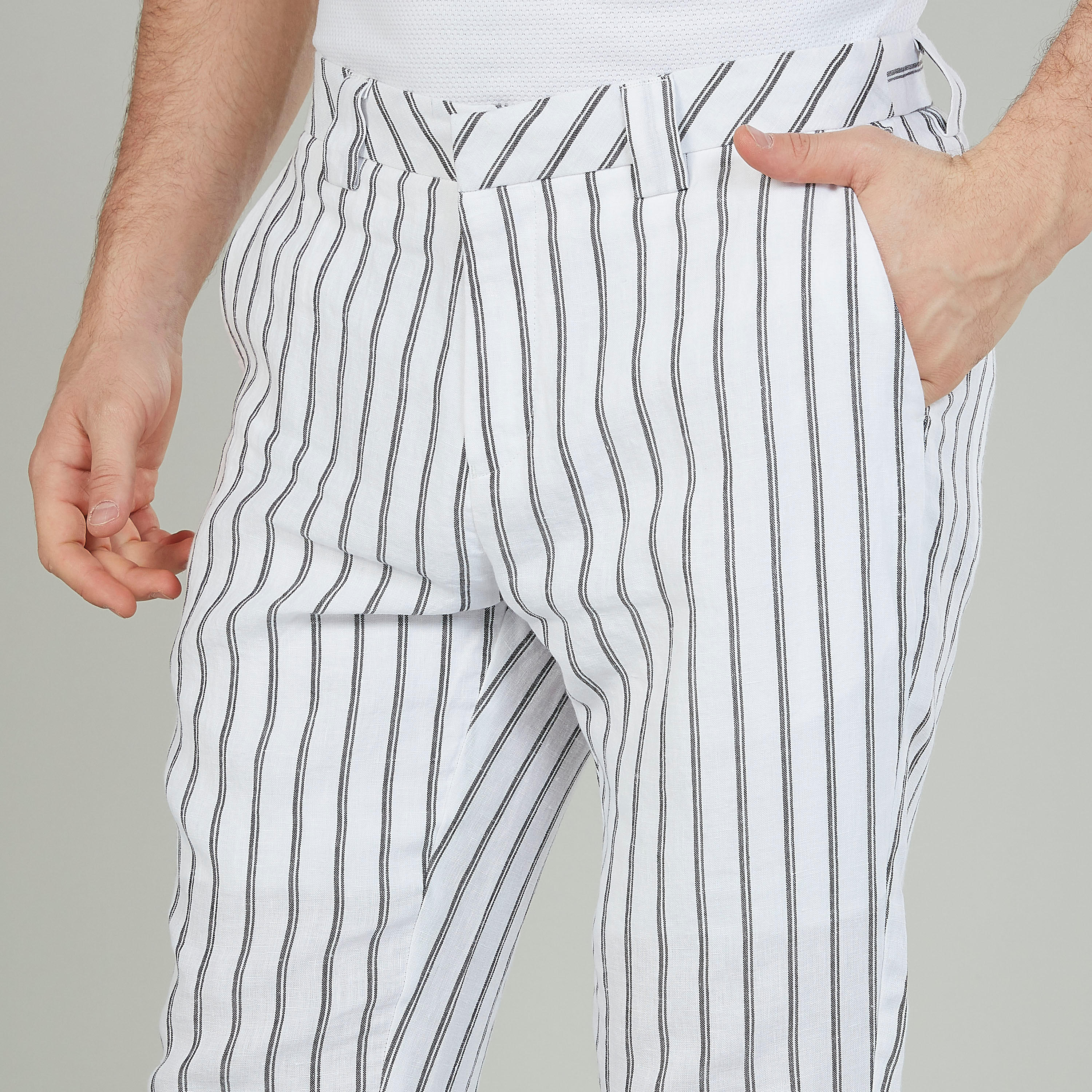 بنطلون كتّان مقلّم بقصّة سليم وخصر متوسط الارتفاع وتفاصيل جيب-men-clothing-bottoms-trousersandchinos-trousers-image-3