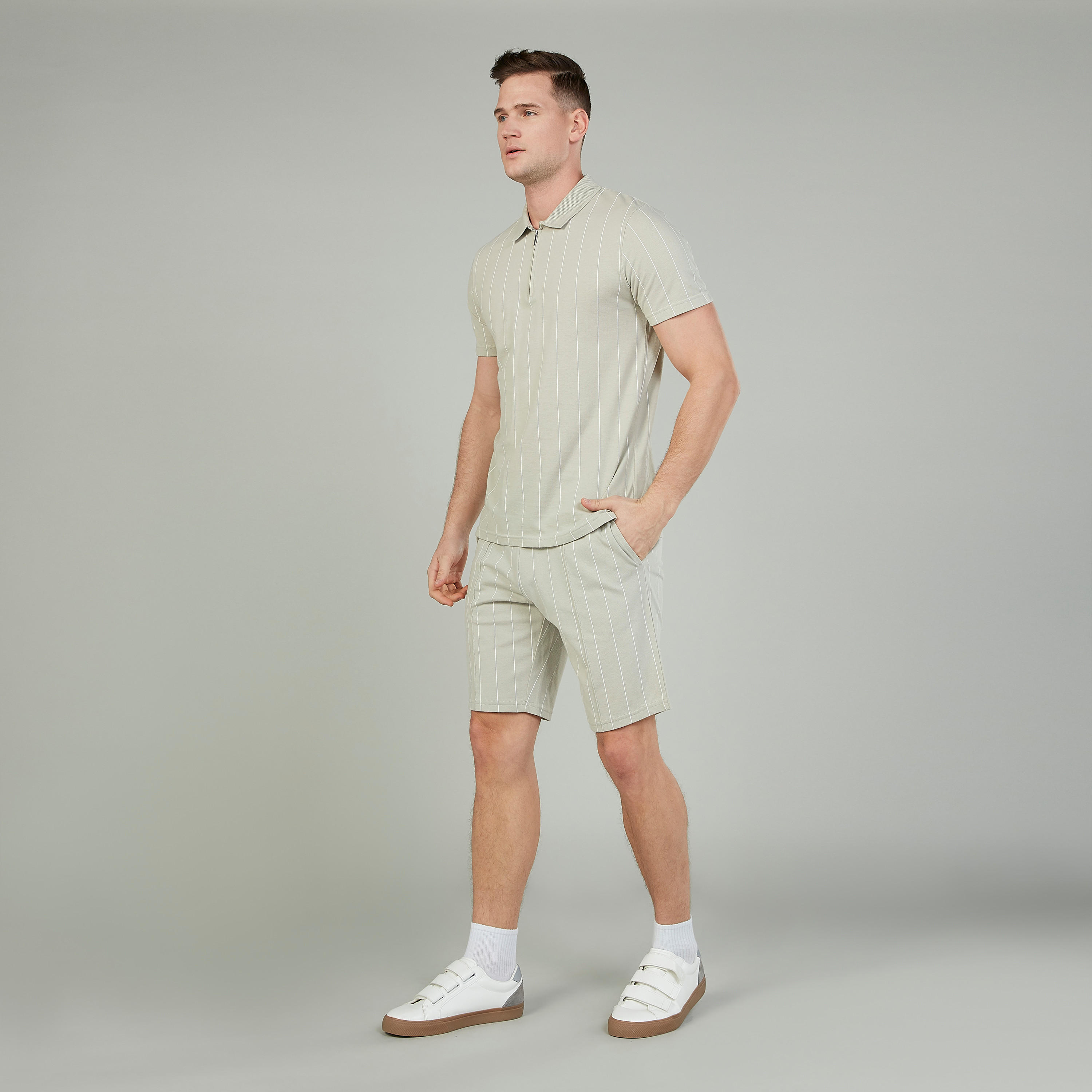 شورت سليم بارز الملمس وخصر متوسط الارتفاع وجيوب من آيكونيك-men-clothing-bottoms-shorts-image-2