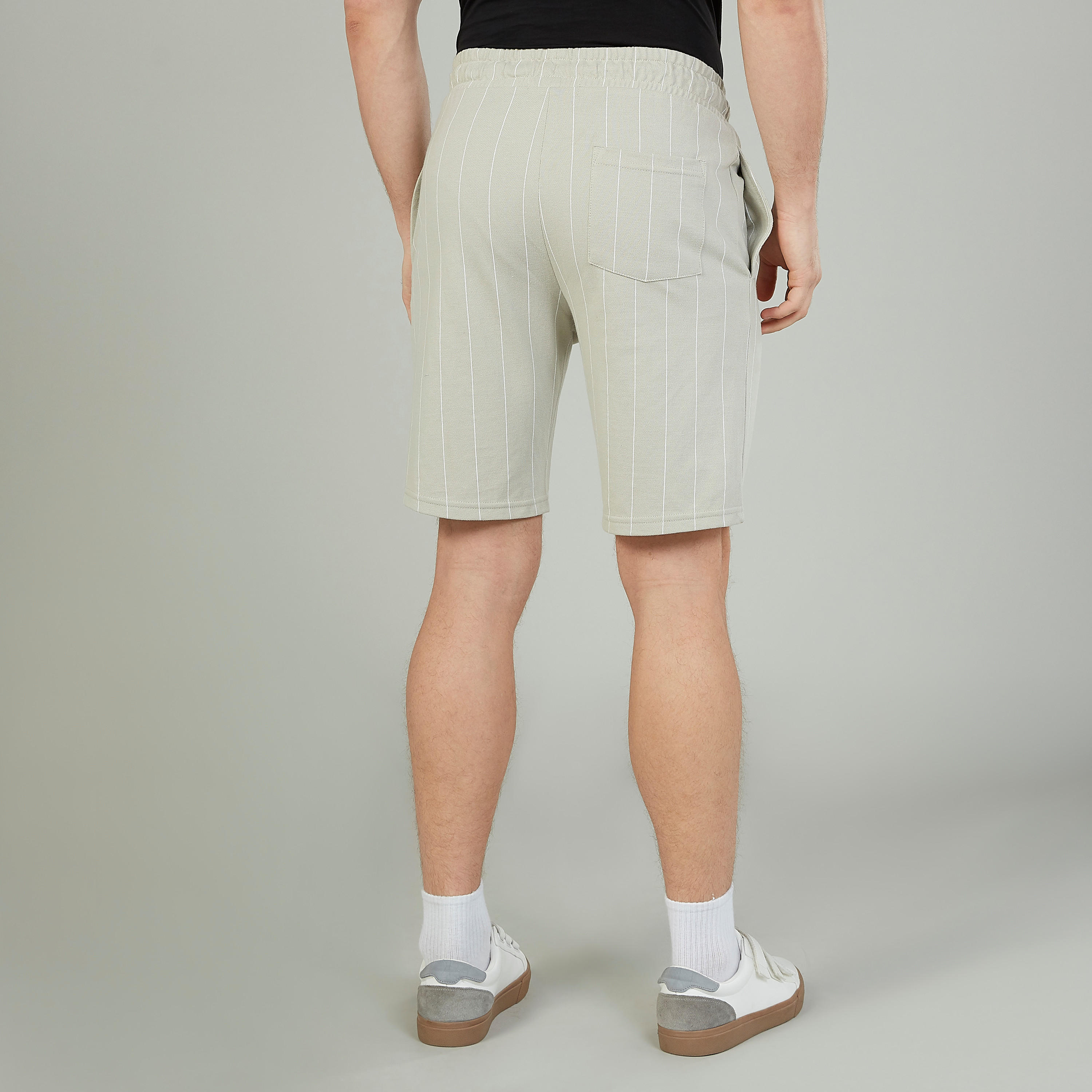 شورت سليم بارز الملمس وخصر متوسط الارتفاع وجيوب من آيكونيك-men-clothing-bottoms-shorts-image-4