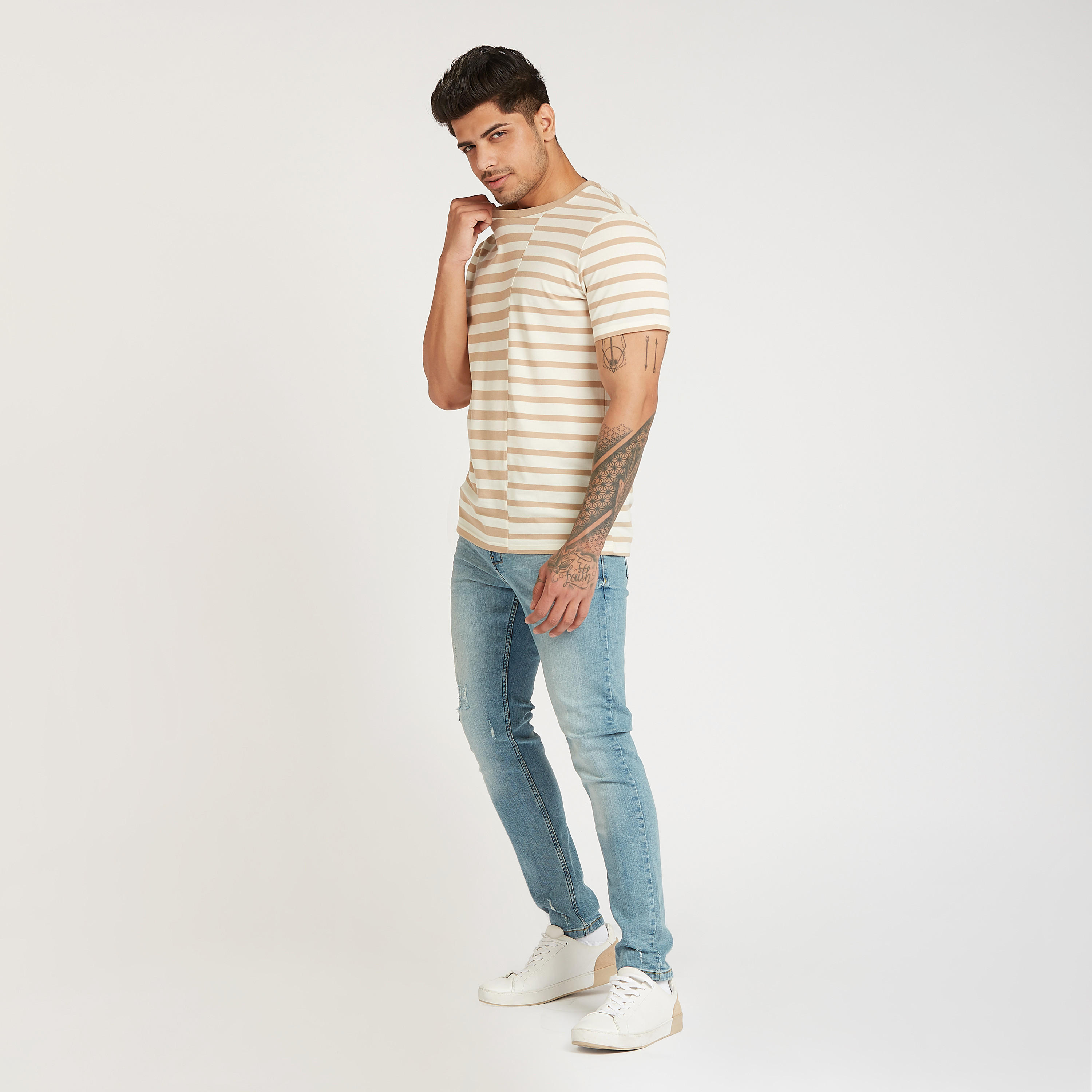 تيشيرت بقصة سليم مخطط بياقة ضيّقة وأكمام قصيرة من آيكونيك-men-clothing-tshirtsandpolos-tshirts-image-2
