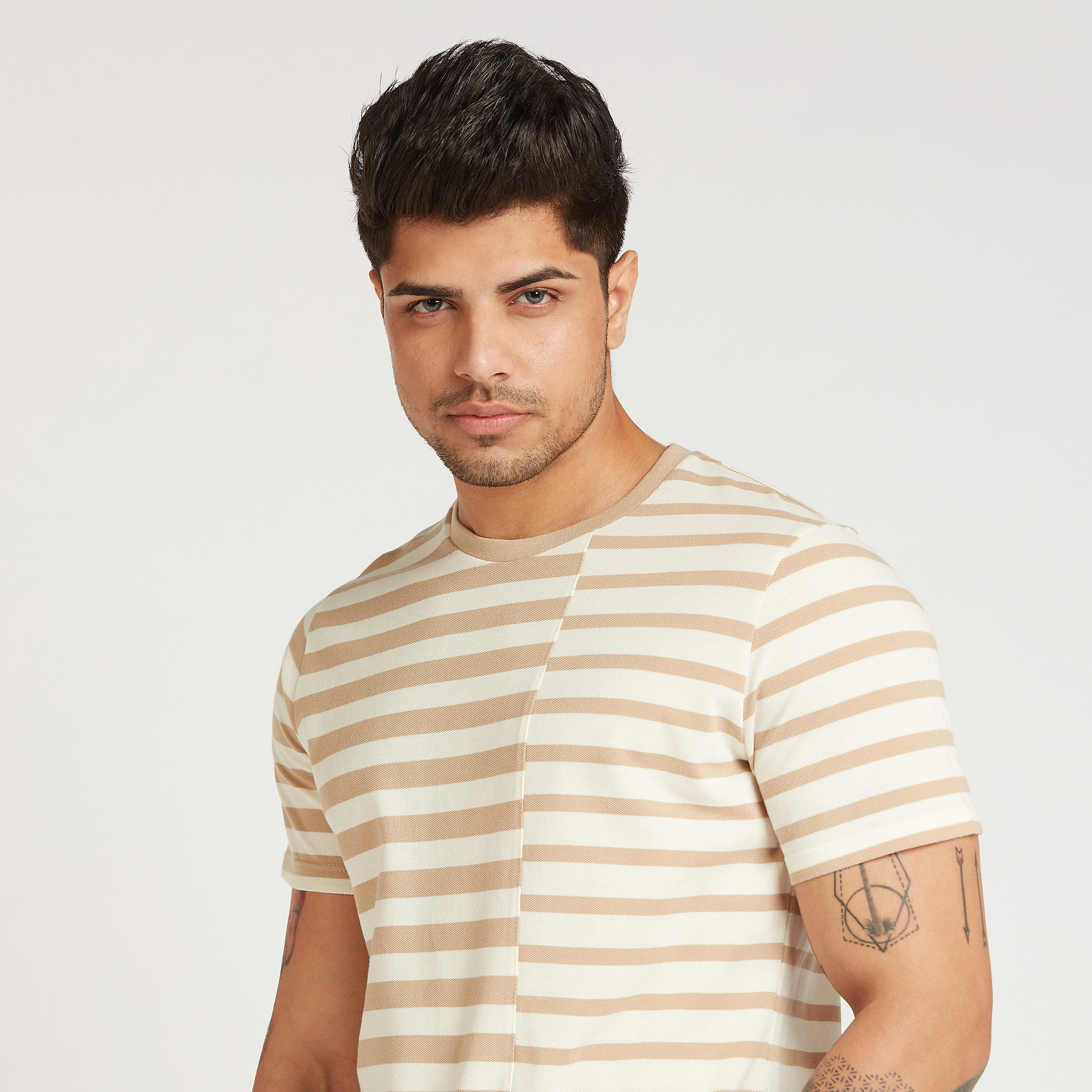 تيشيرت بقصة سليم مخطط بياقة ضيّقة وأكمام قصيرة من آيكونيك-men-clothing-tshirtsandpolos-tshirts-image-3